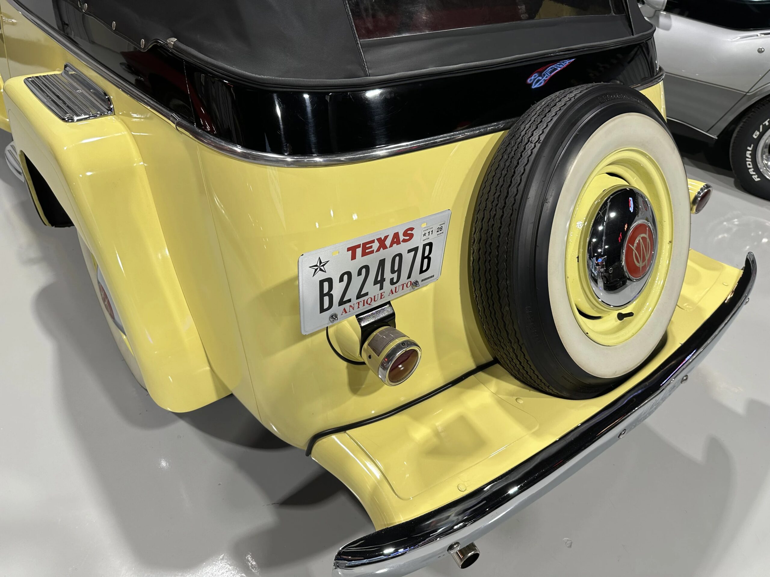 Jeep-Jeepster-1949-Yellow-Black-24