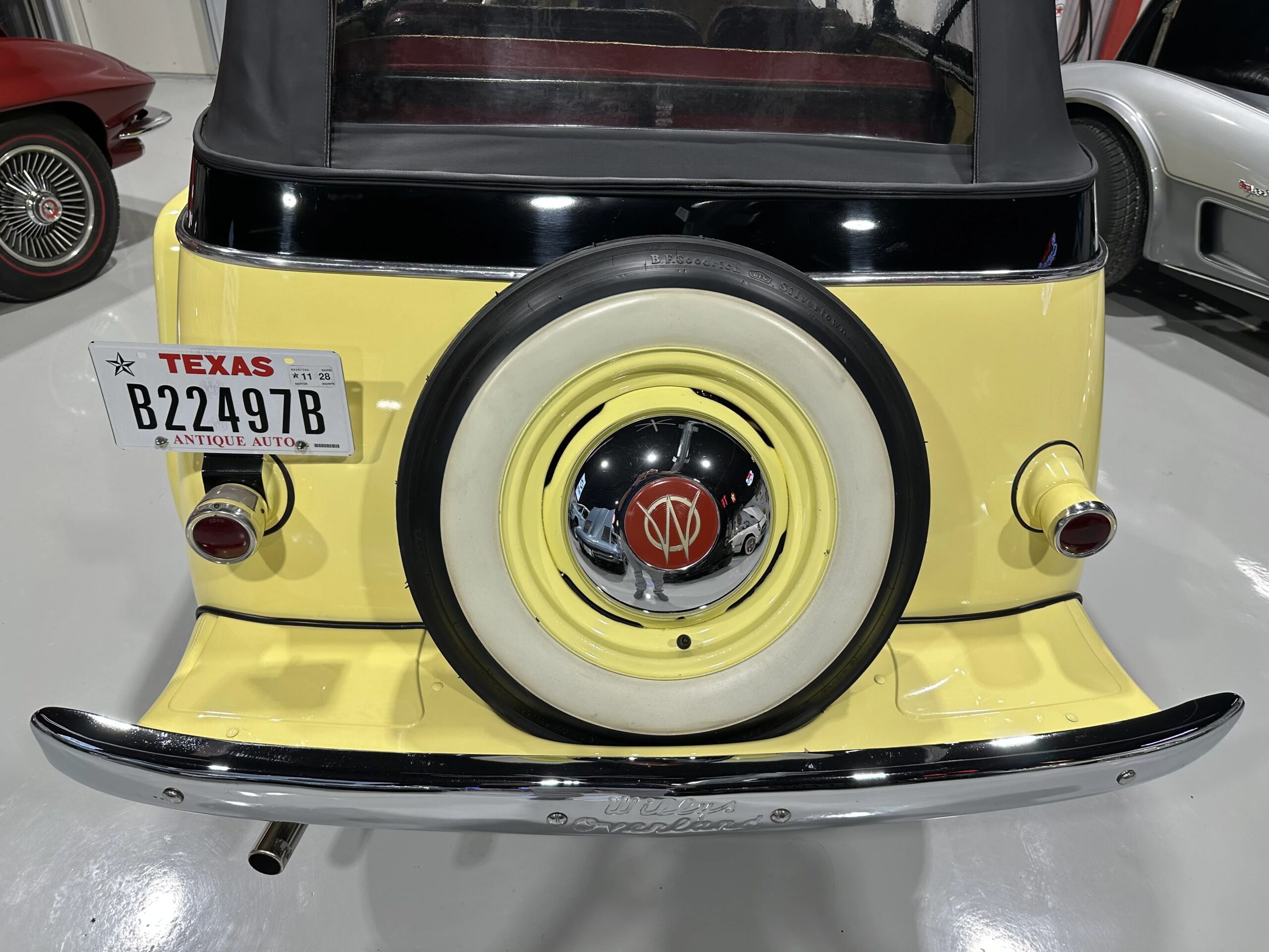 Jeep-Jeepster-1949-Yellow-Black-25
