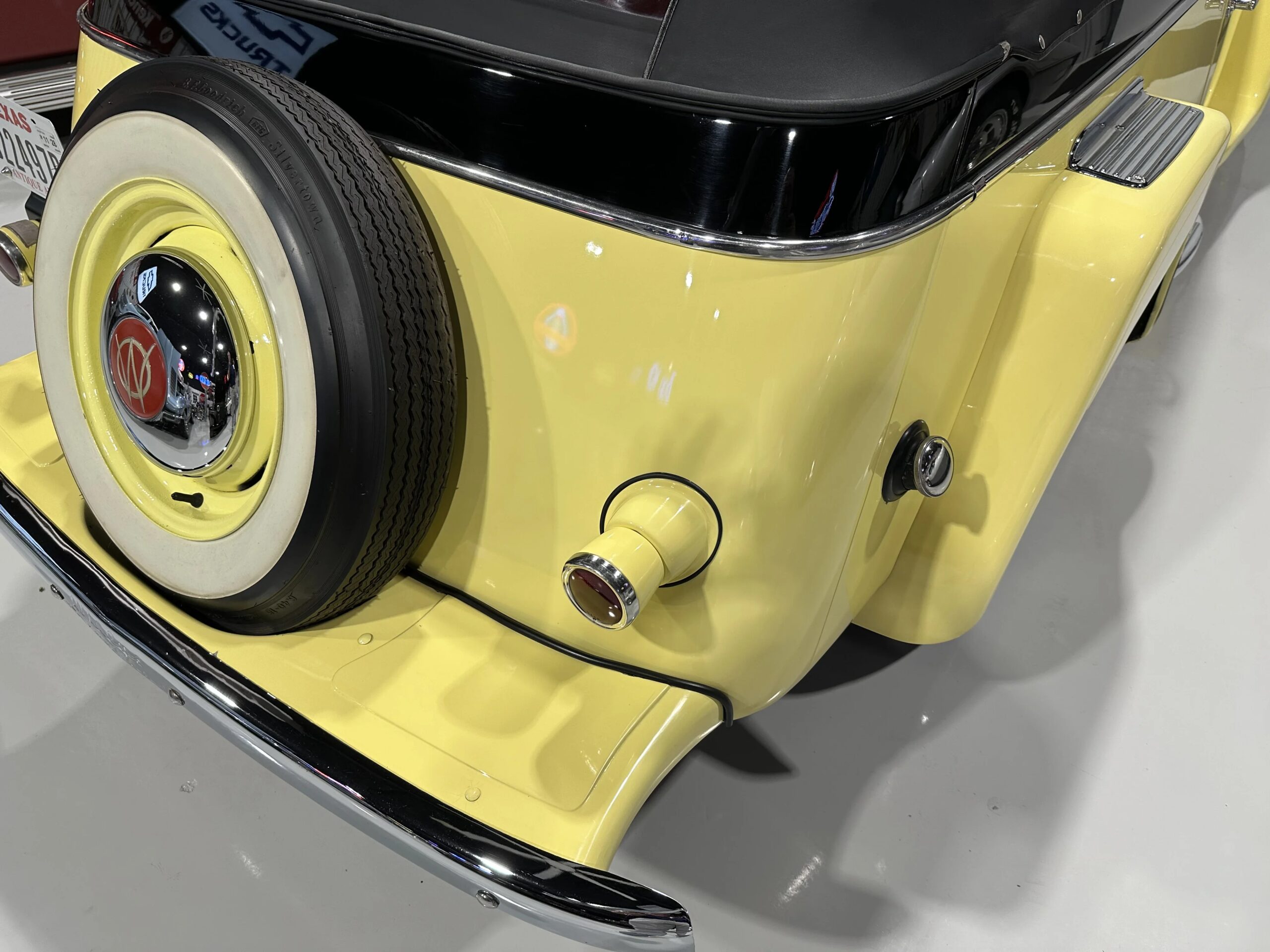 Jeep-Jeepster-1949-Yellow-Black-26