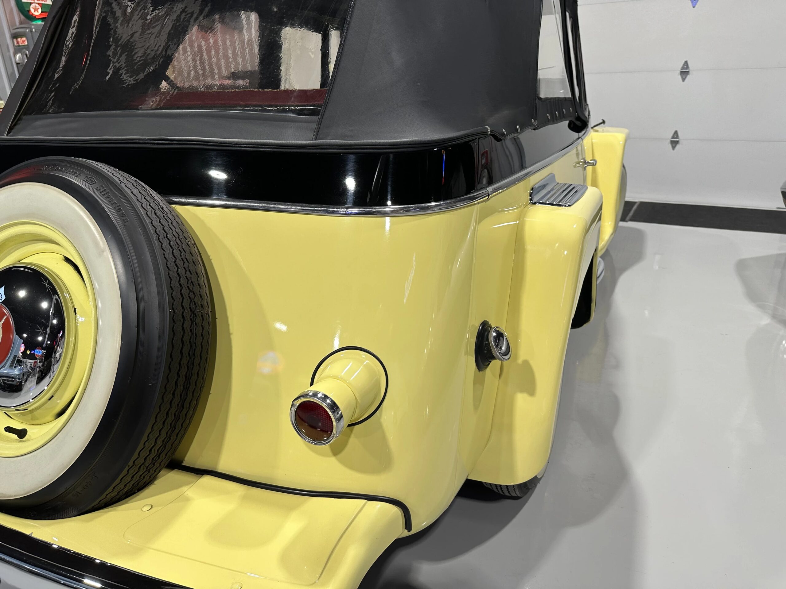 Jeep-Jeepster-1949-Yellow-Black-27