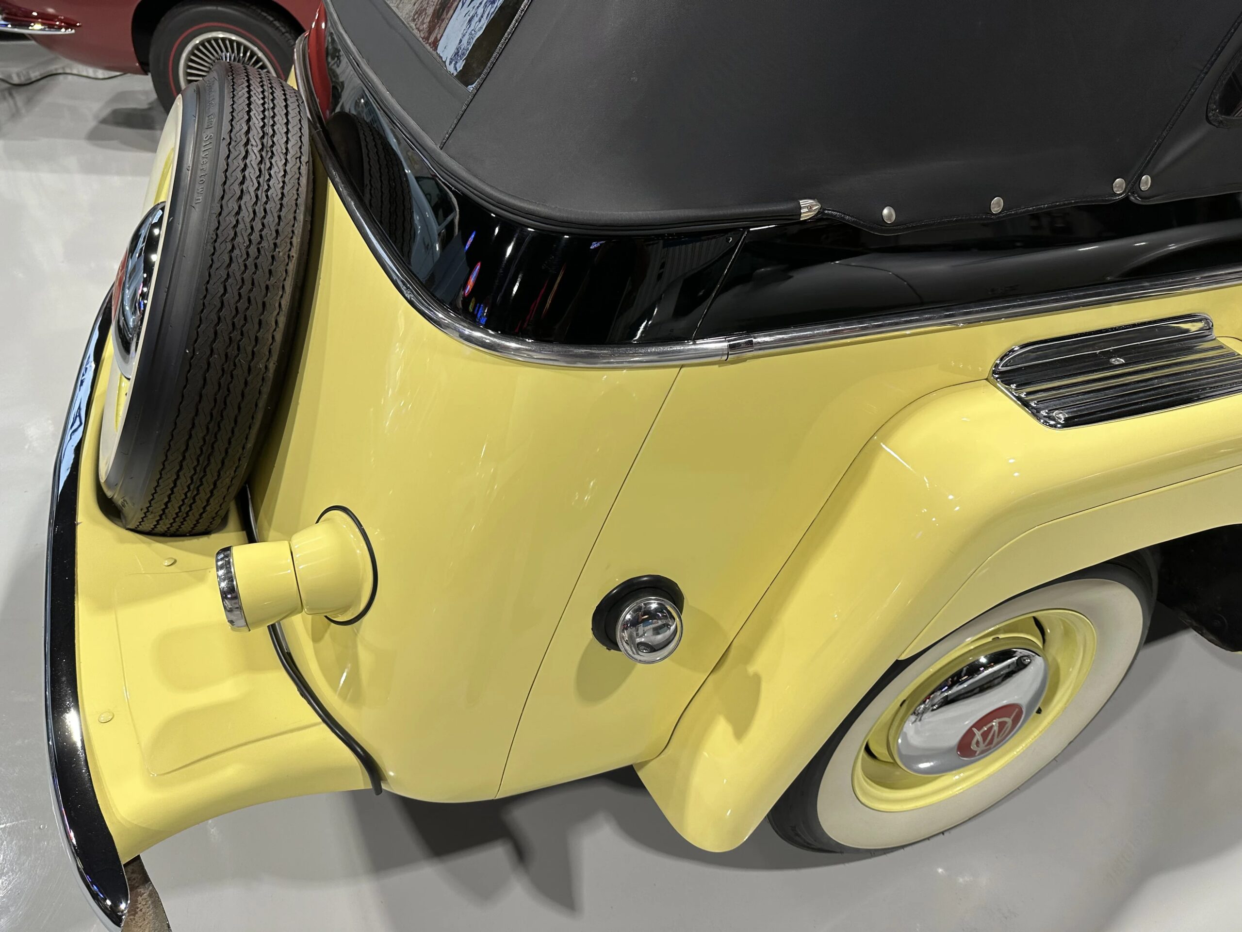 Jeep-Jeepster-1949-Yellow-Black-28