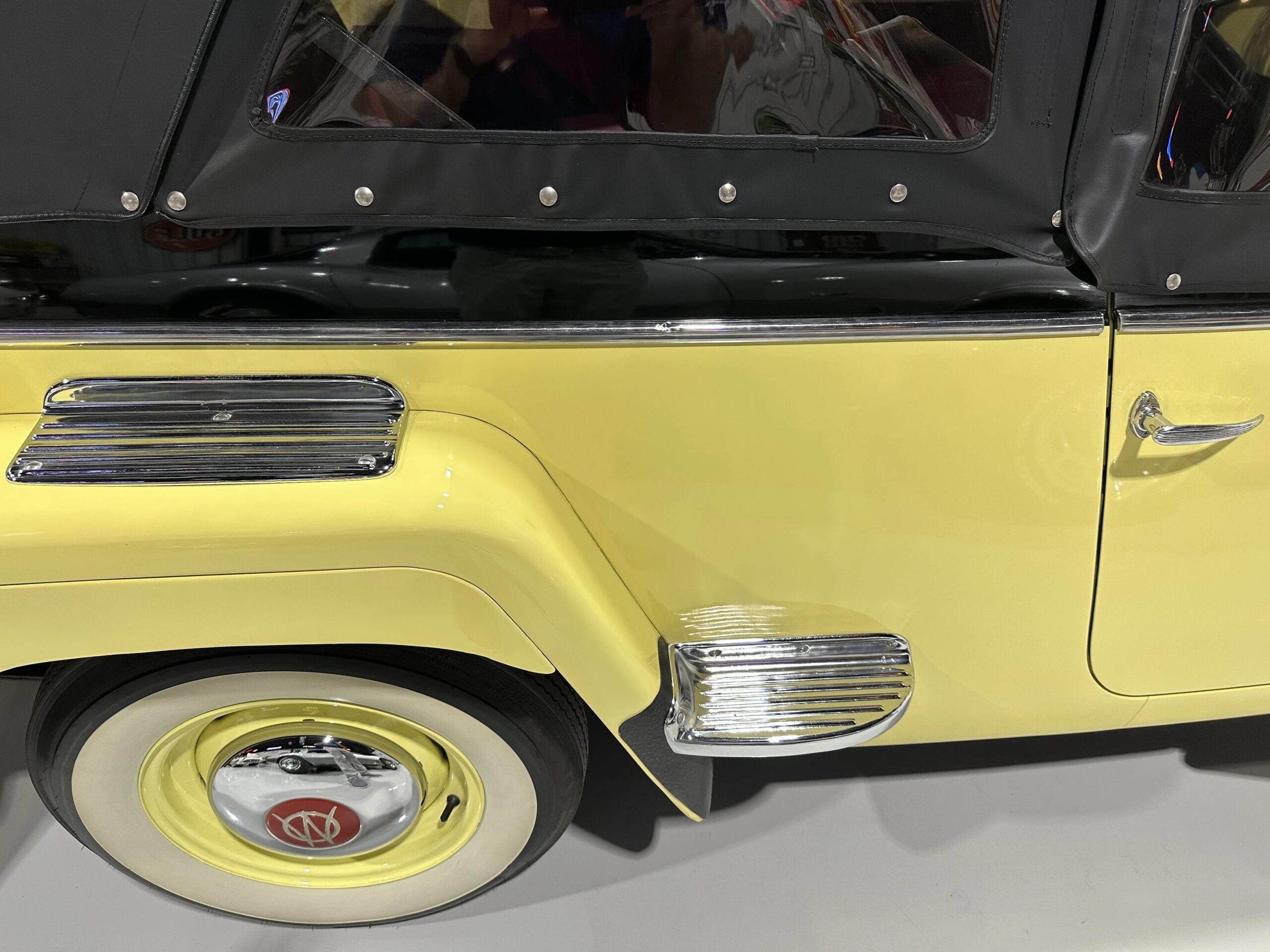 Jeep-Jeepster-1949-Yellow-Black-29