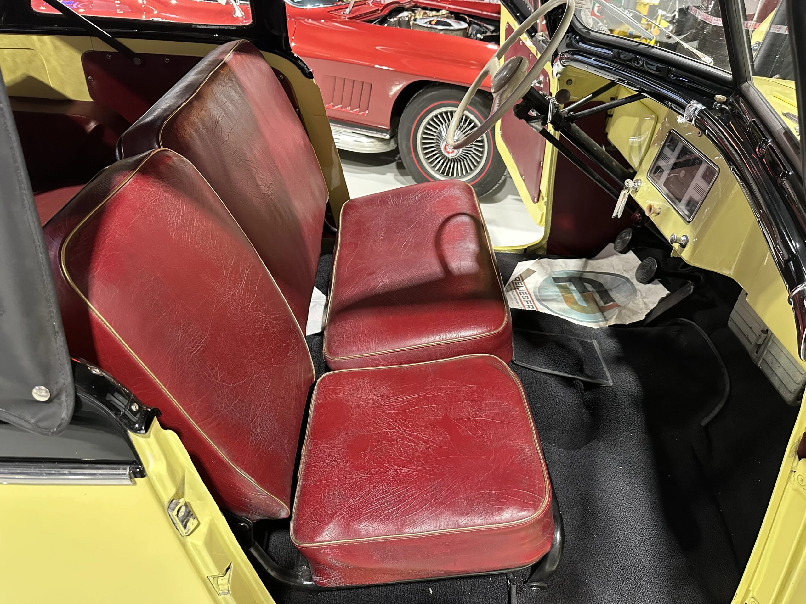 Jeep-Jeepster-1949-Yellow-Black-3