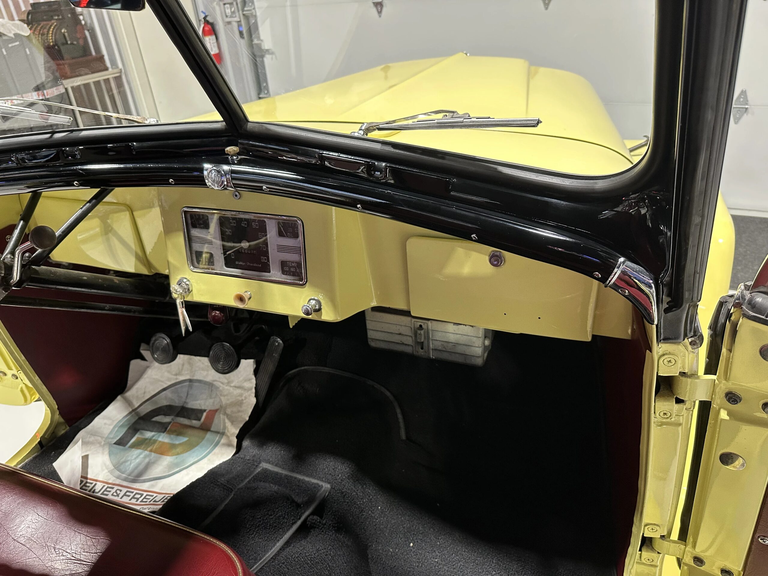 Jeep-Jeepster-1949-Yellow-Black-31