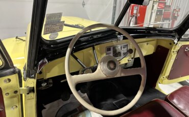 Jeep-Jeepster-1949-Yellow-Black-32