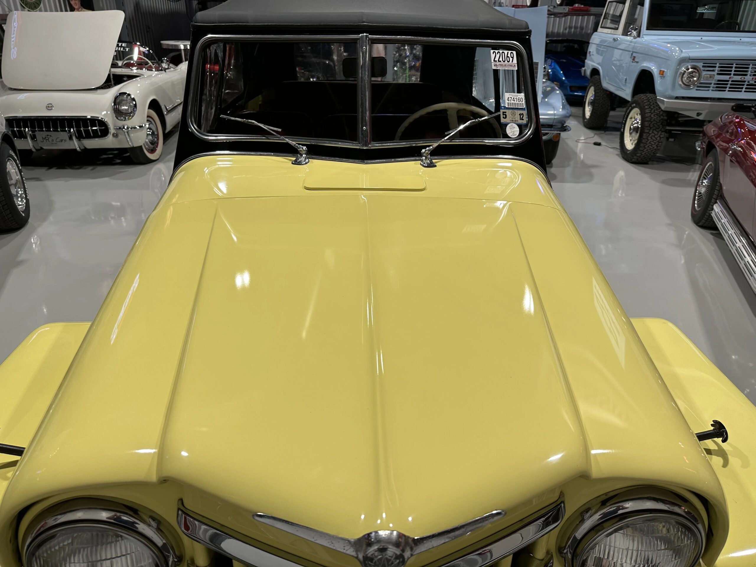 Jeep-Jeepster-1949-Yellow-Black-33