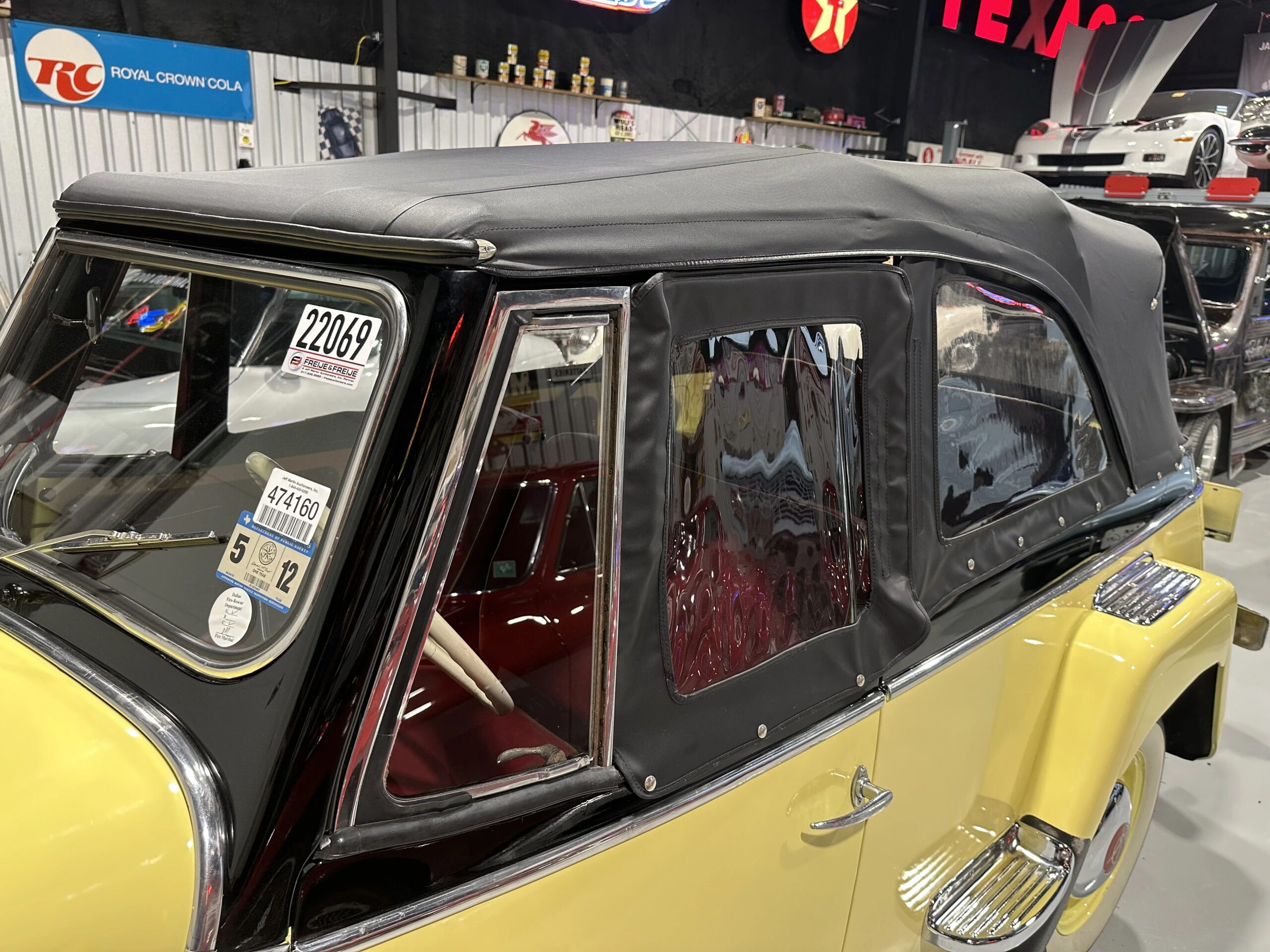 Jeep-Jeepster-1949-Yellow-Black-34