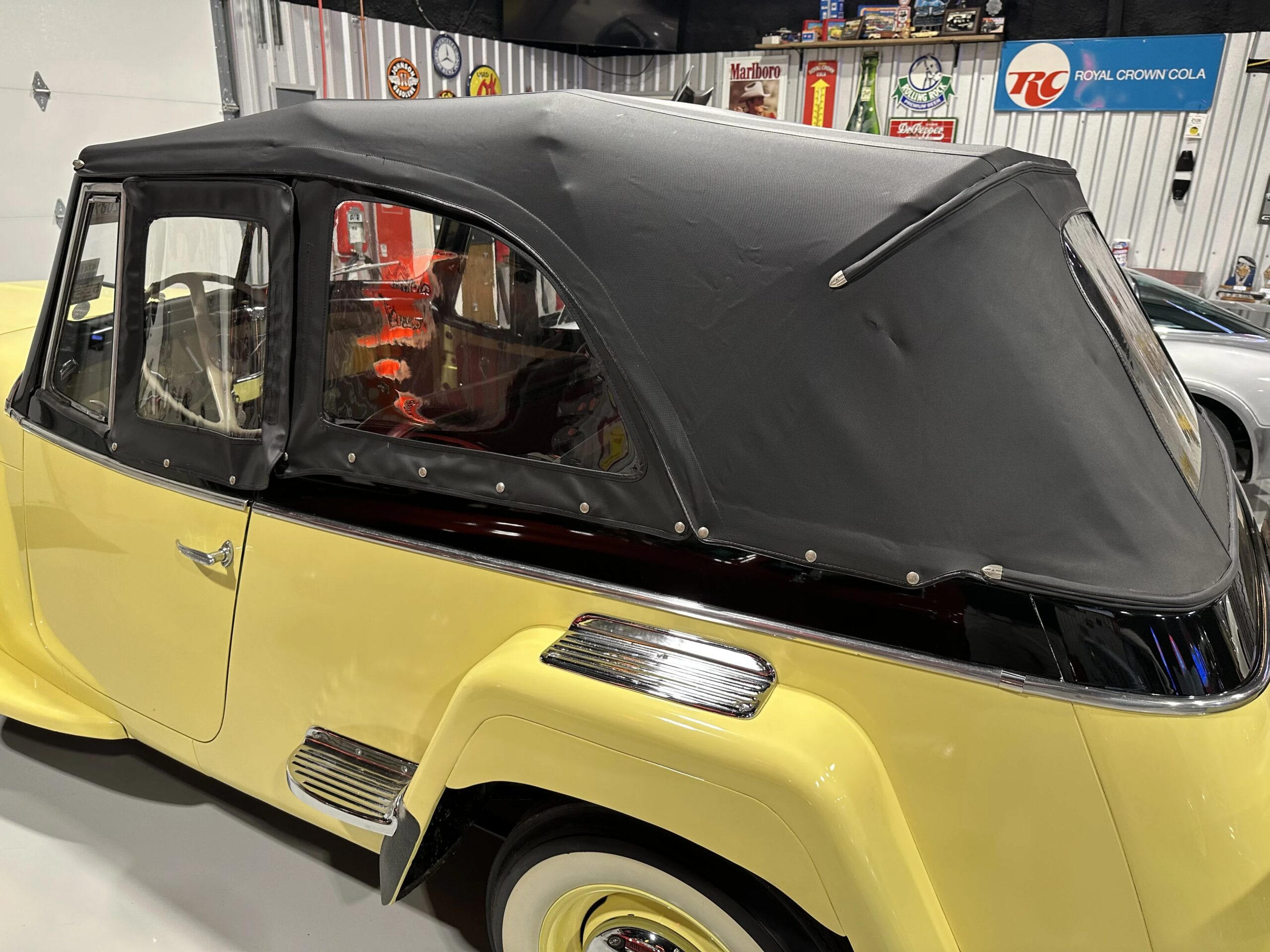 Jeep-Jeepster-1949-Yellow-Black-35