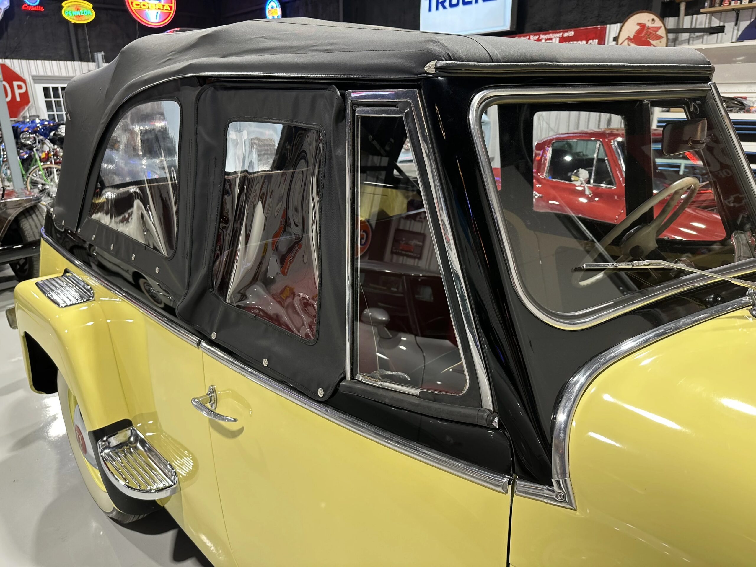 Jeep-Jeepster-1949-Yellow-Black-36