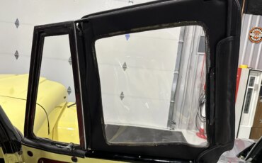 Jeep-Jeepster-1949-Yellow-Black-37