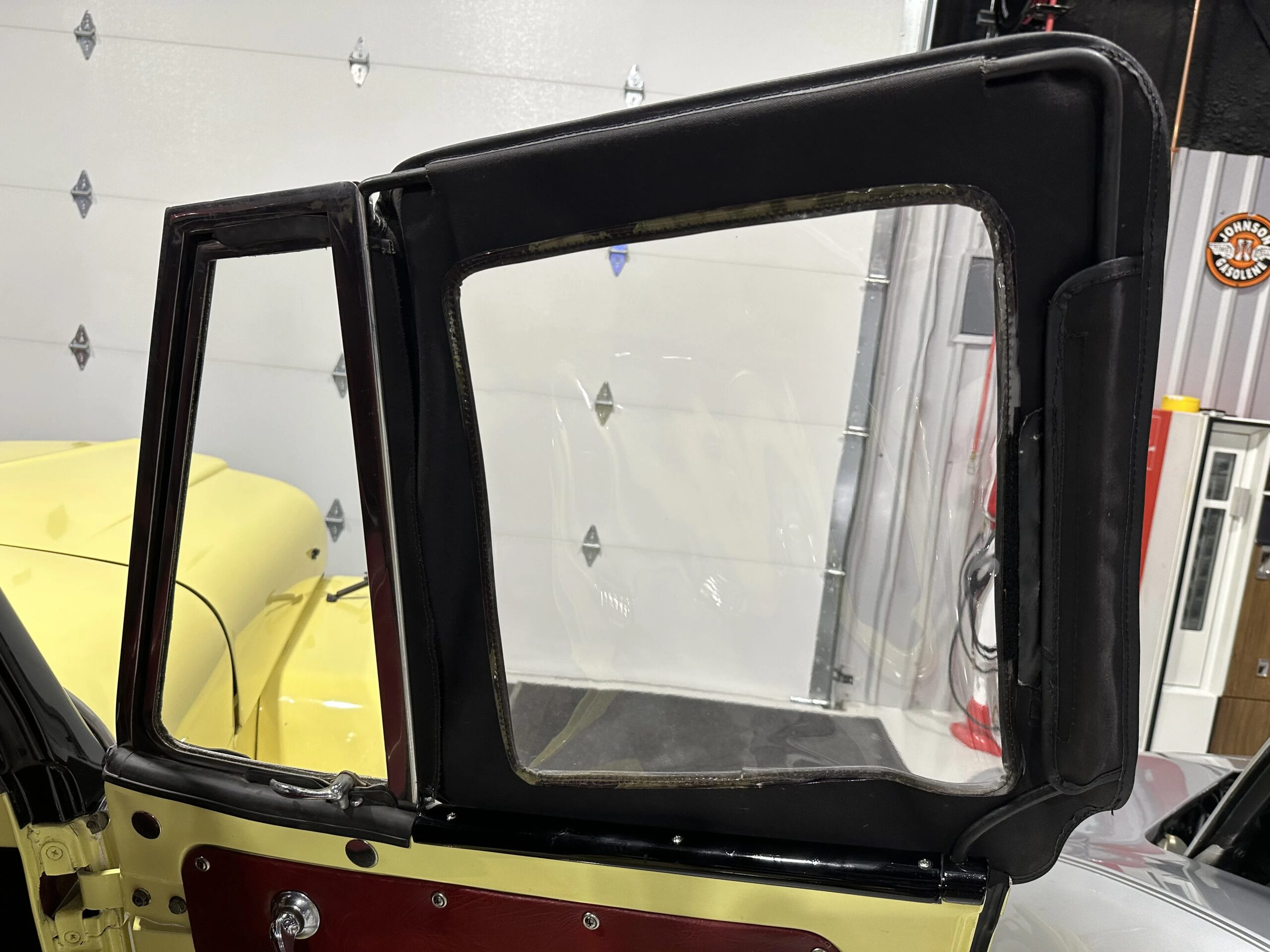 Jeep-Jeepster-1949-Yellow-Black-37