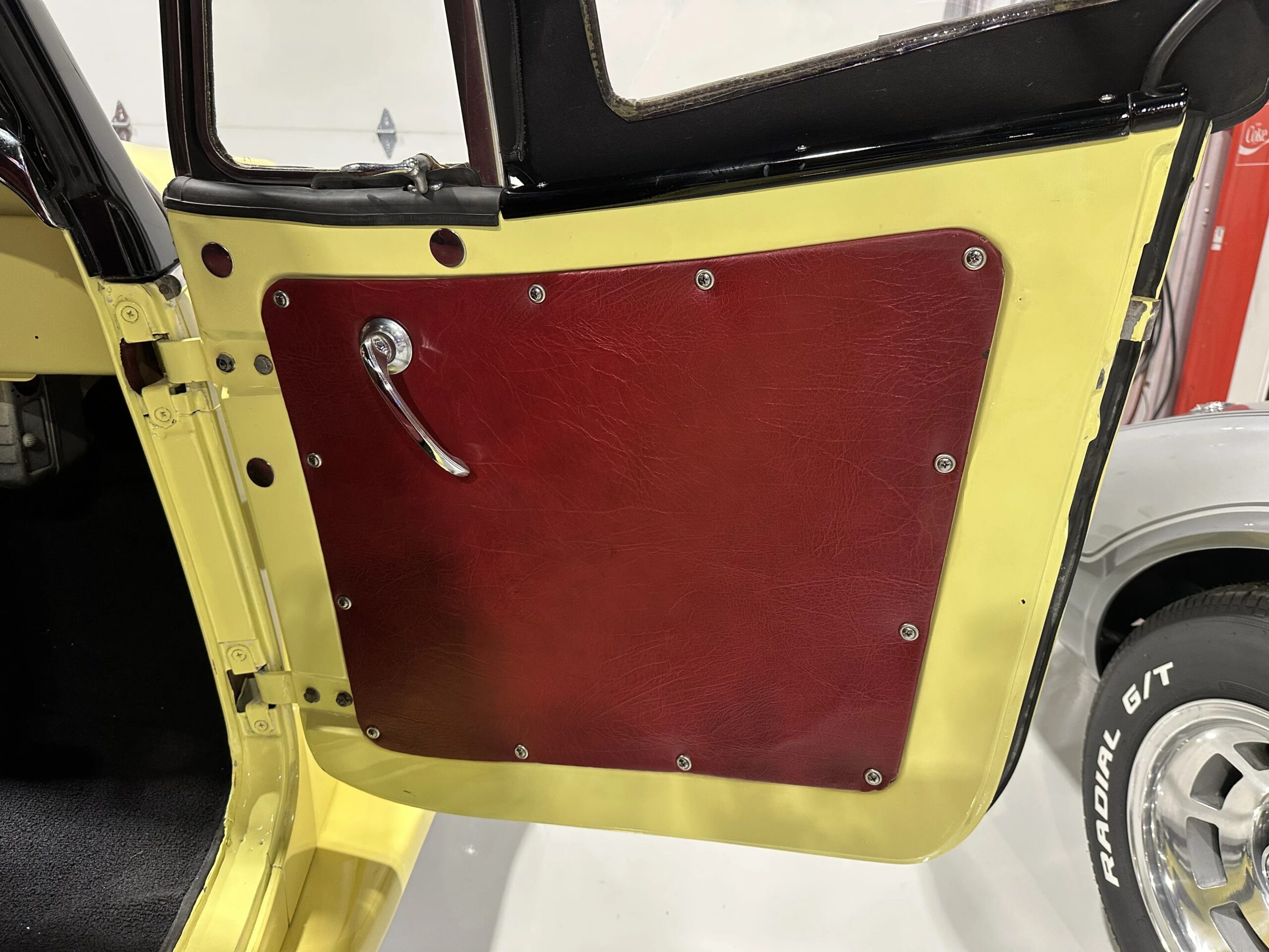 Jeep-Jeepster-1949-Yellow-Black-38