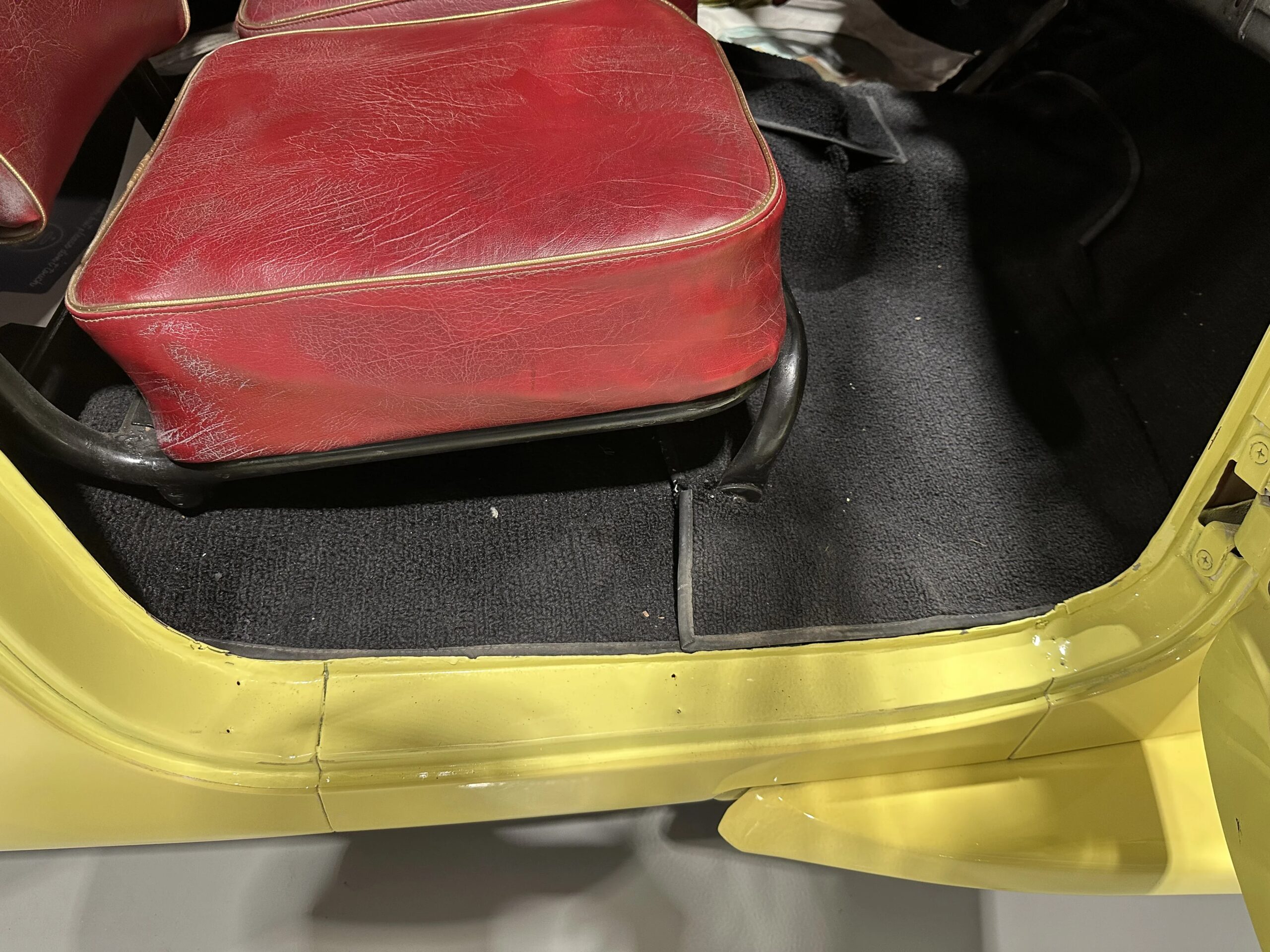 Jeep-Jeepster-1949-Yellow-Black-39