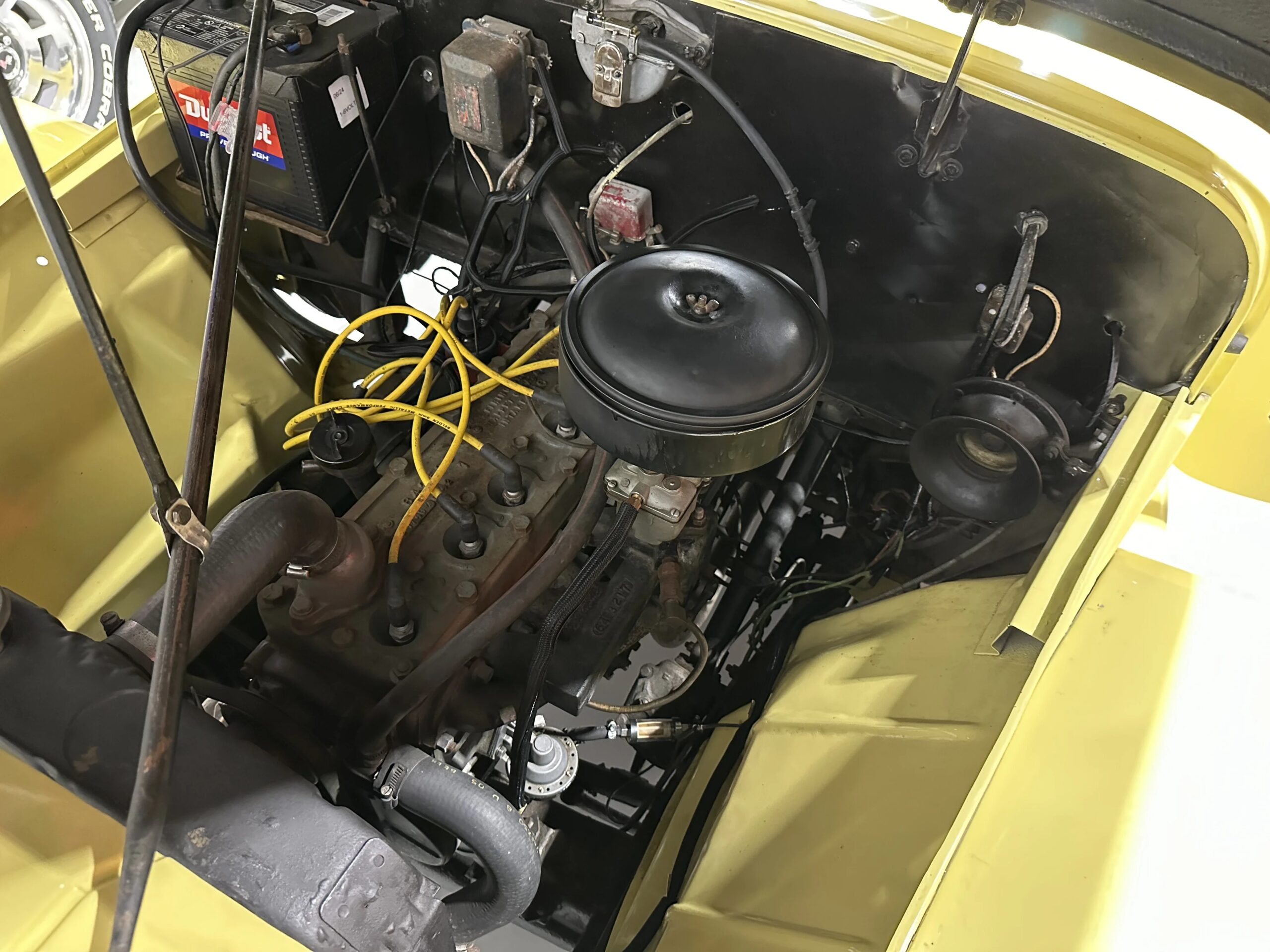 Jeep-Jeepster-1949-Yellow-Black-4
