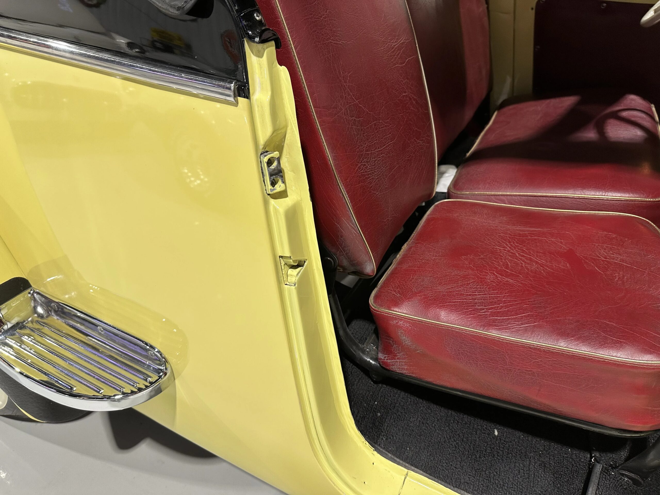 Jeep-Jeepster-1949-Yellow-Black-40