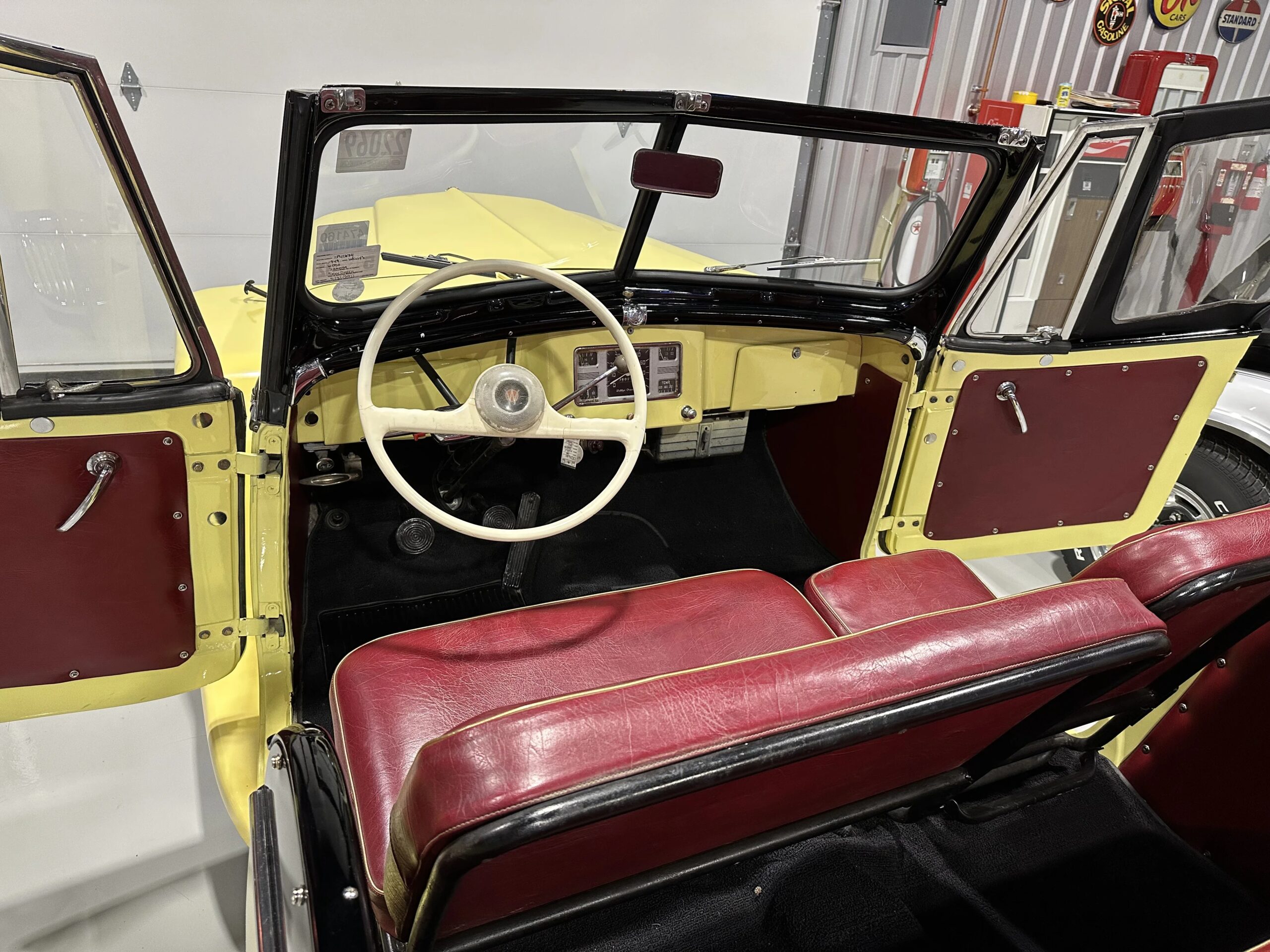 Jeep-Jeepster-1949-Yellow-Black-41