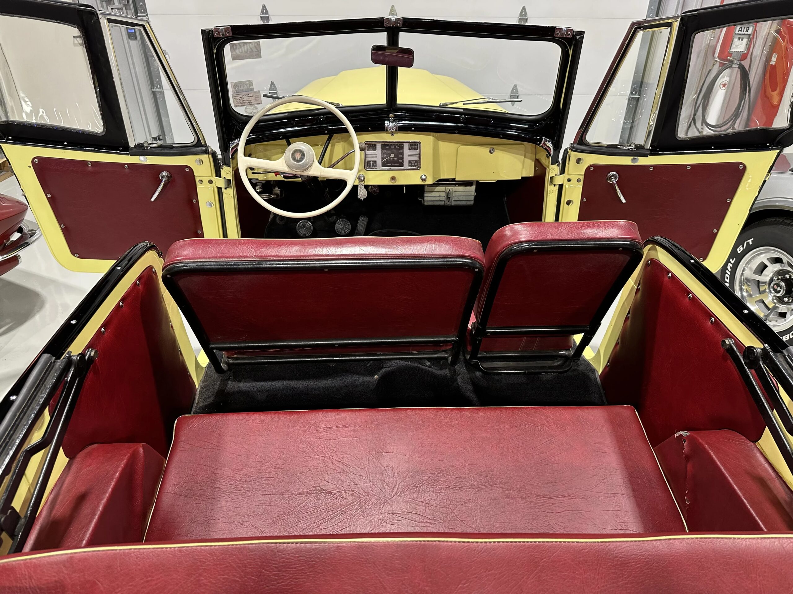 Jeep-Jeepster-1949-Yellow-Black-42