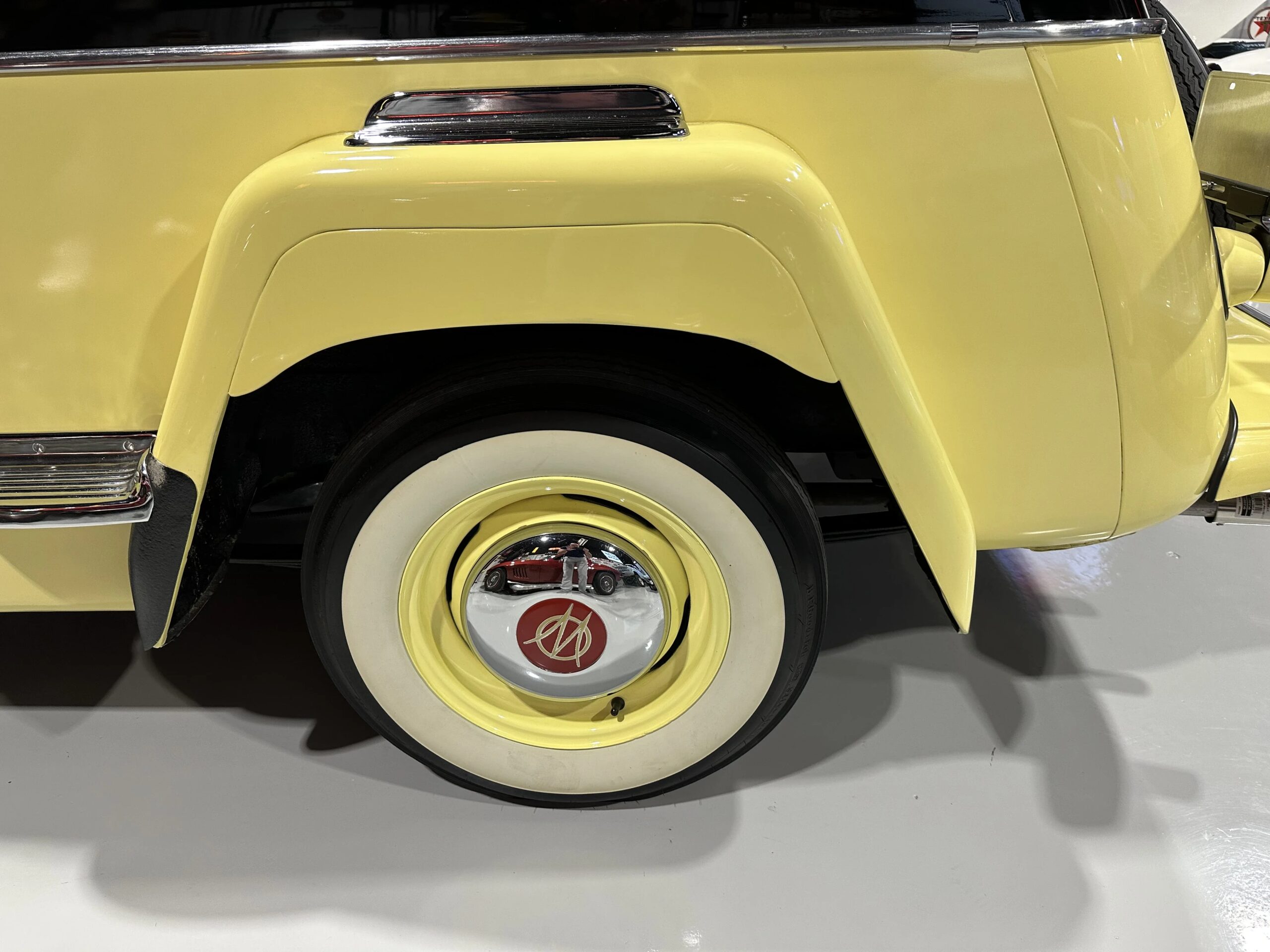 Jeep-Jeepster-1949-Yellow-Black-43