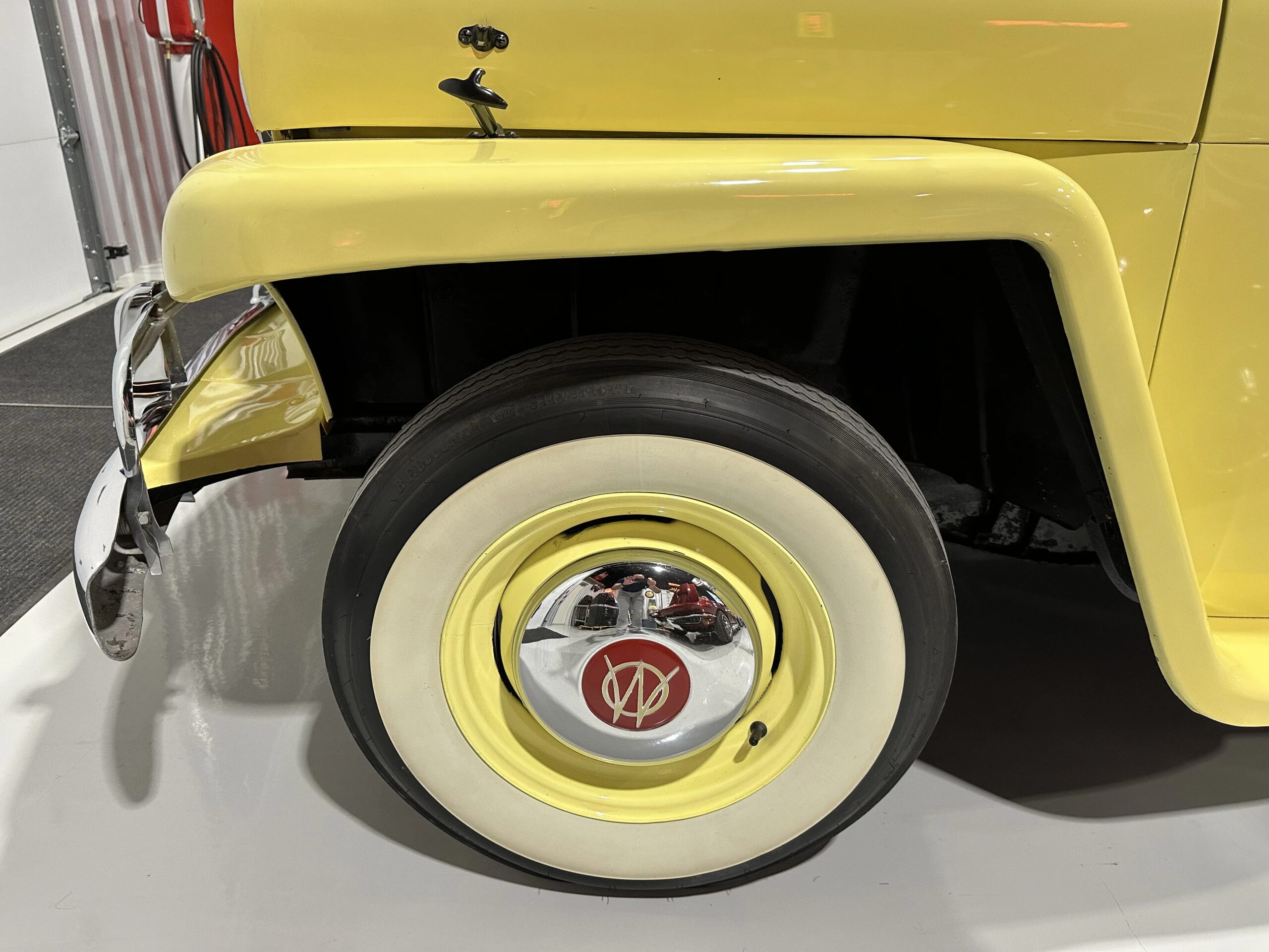 Jeep-Jeepster-1949-Yellow-Black-44