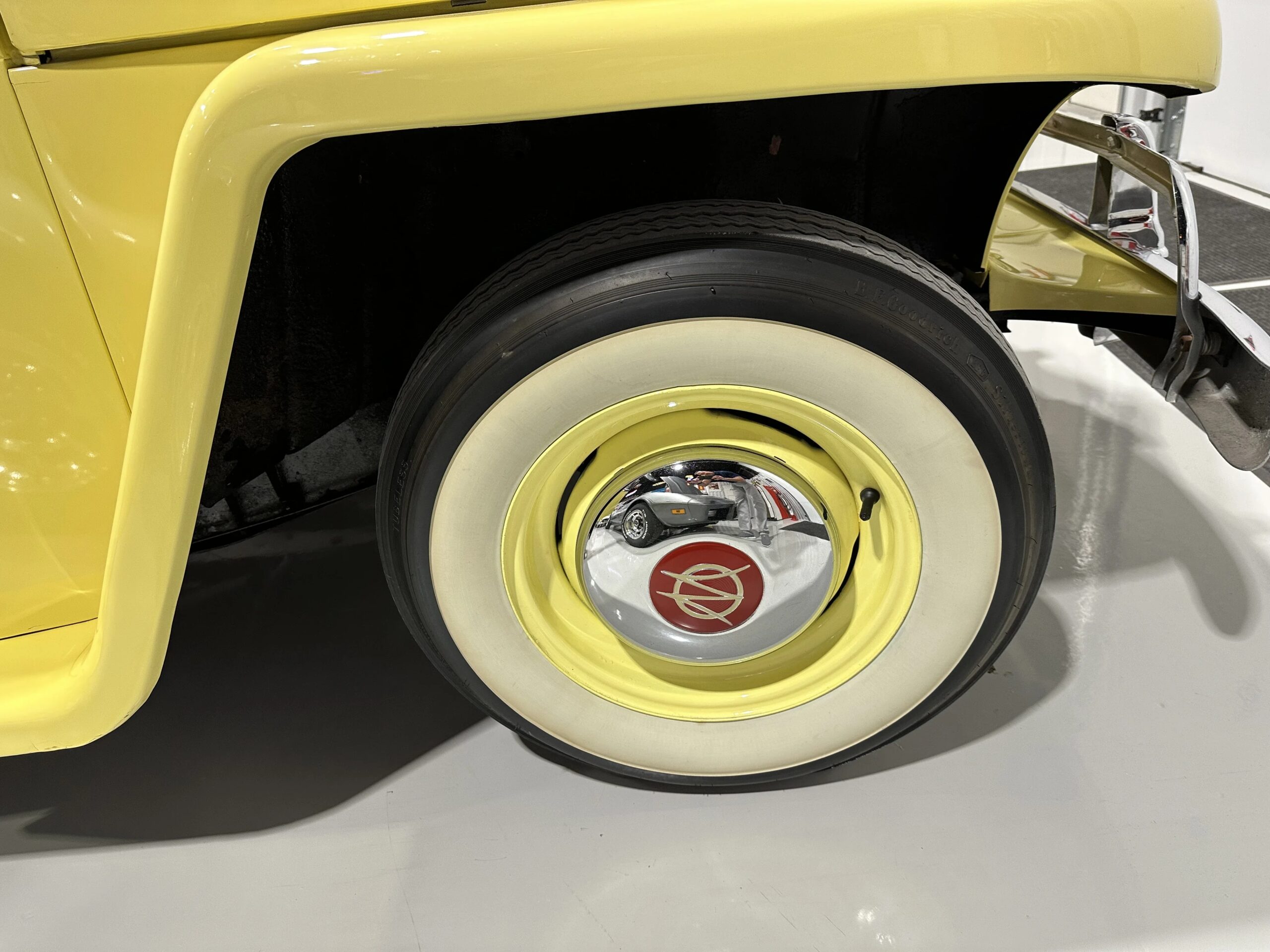 Jeep-Jeepster-1949-Yellow-Black-45