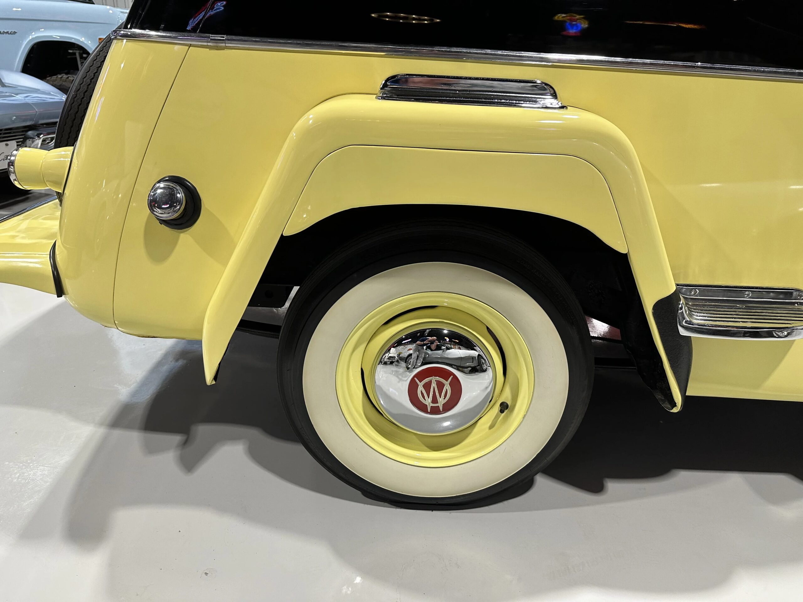 Jeep-Jeepster-1949-Yellow-Black-46