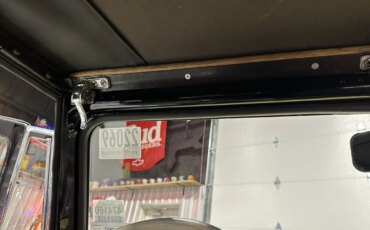 Jeep-Jeepster-1949-Yellow-Black-49