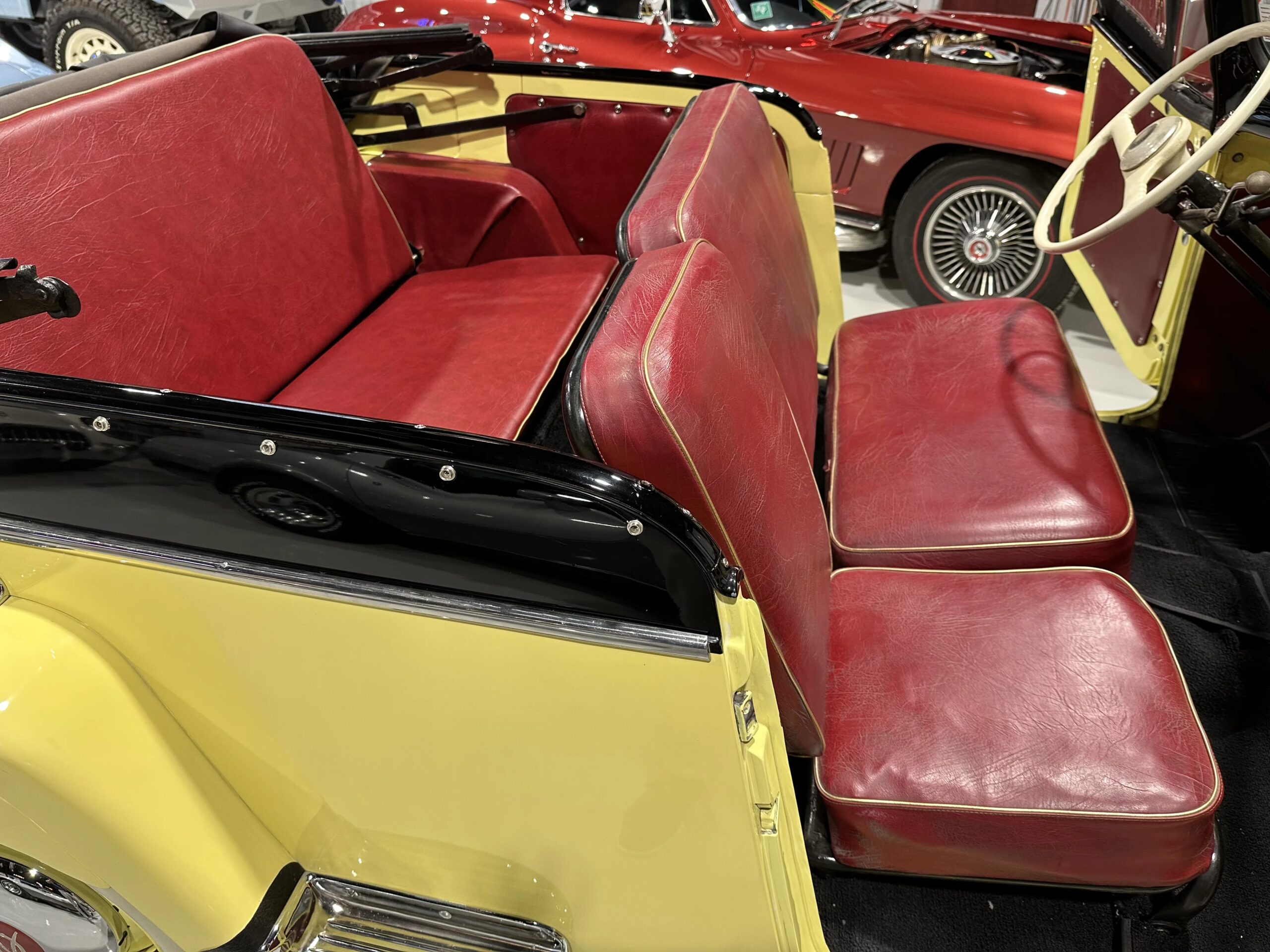 Jeep-Jeepster-1949-Yellow-Black-52
