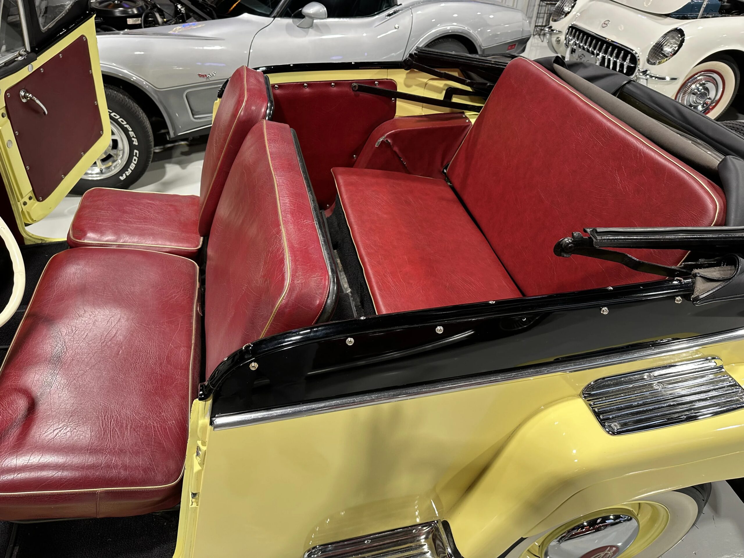 Jeep-Jeepster-1949-Yellow-Black-53