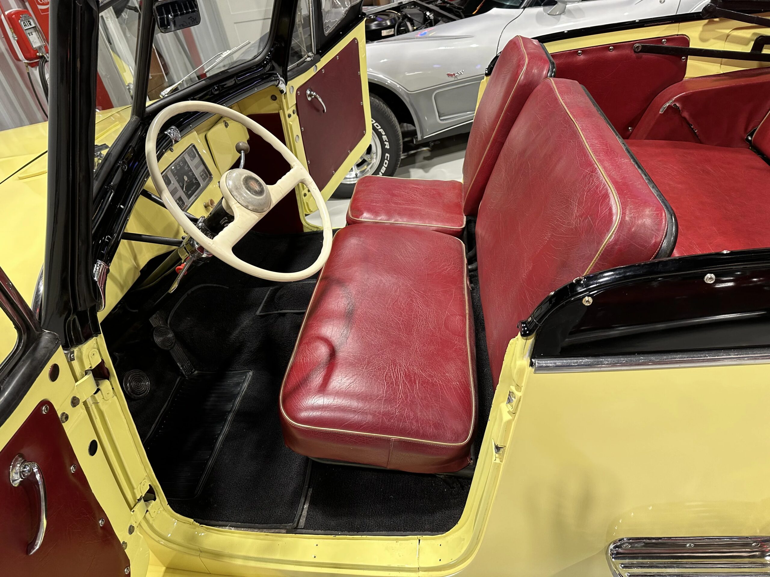 Jeep-Jeepster-1949-Yellow-Black-54
