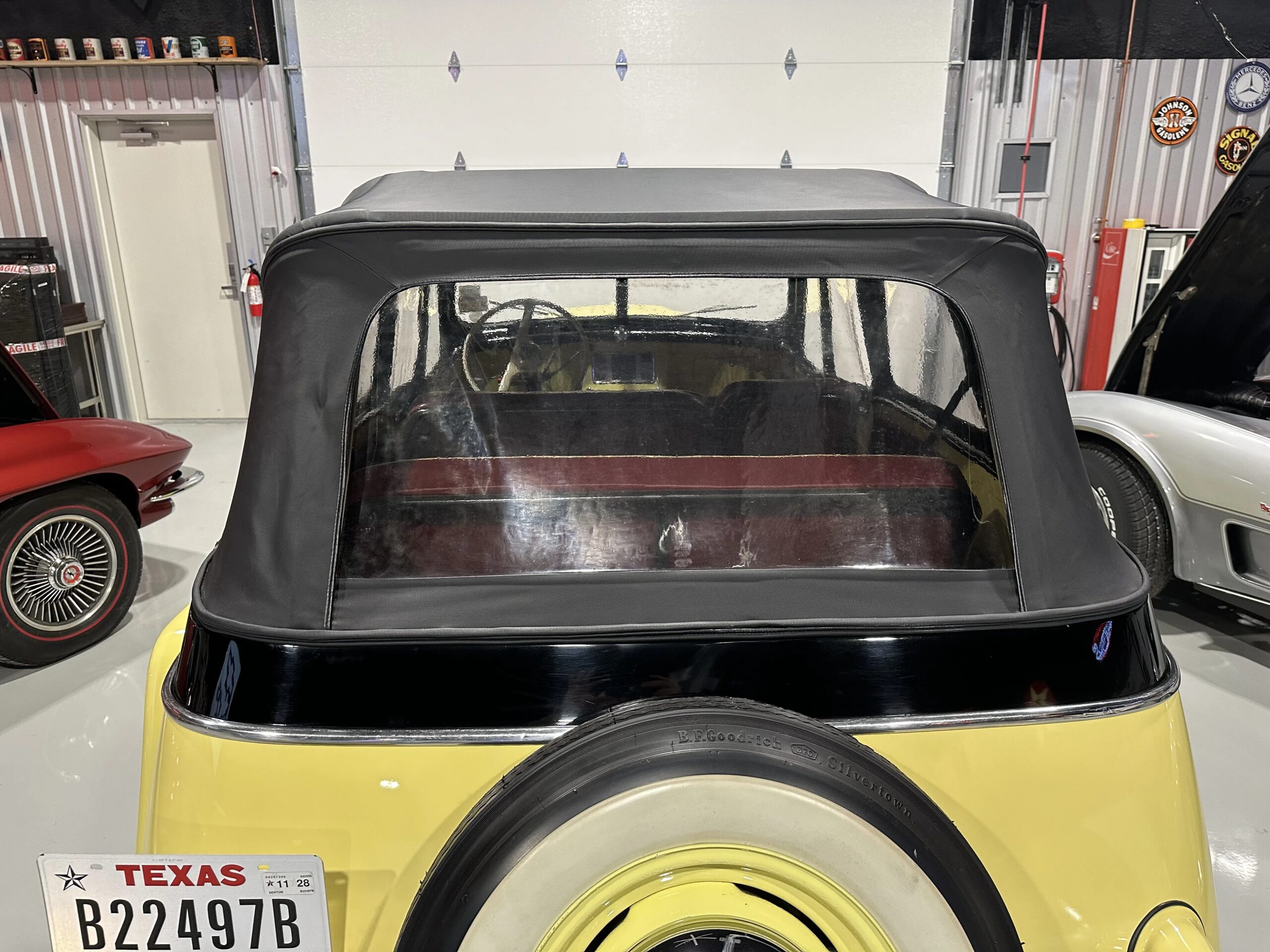Jeep-Jeepster-1949-Yellow-Black-60