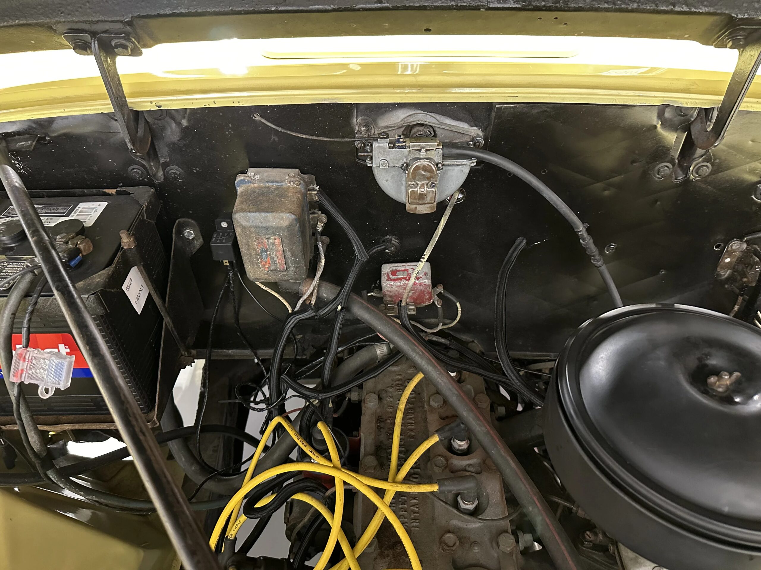 Jeep-Jeepster-1949-Yellow-Black-7