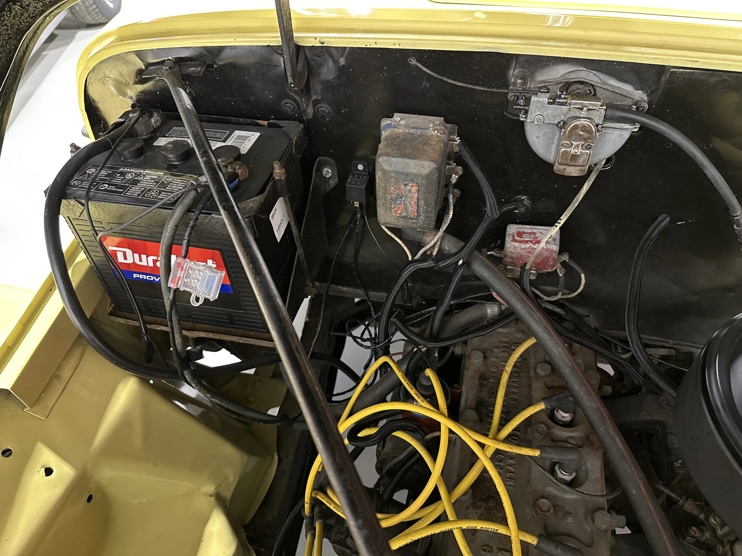 Jeep-Jeepster-1949-Yellow-Black-8