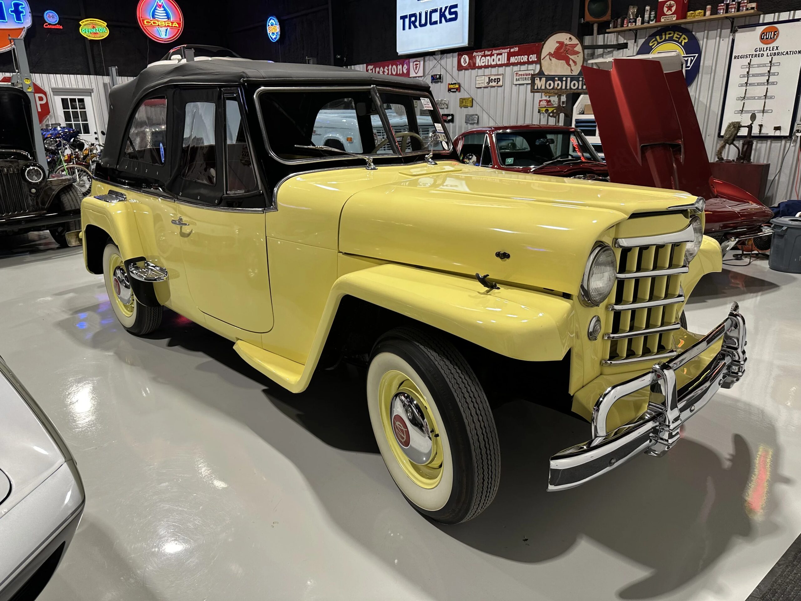 Jeep-Jeepster-1949-Yellow-Black