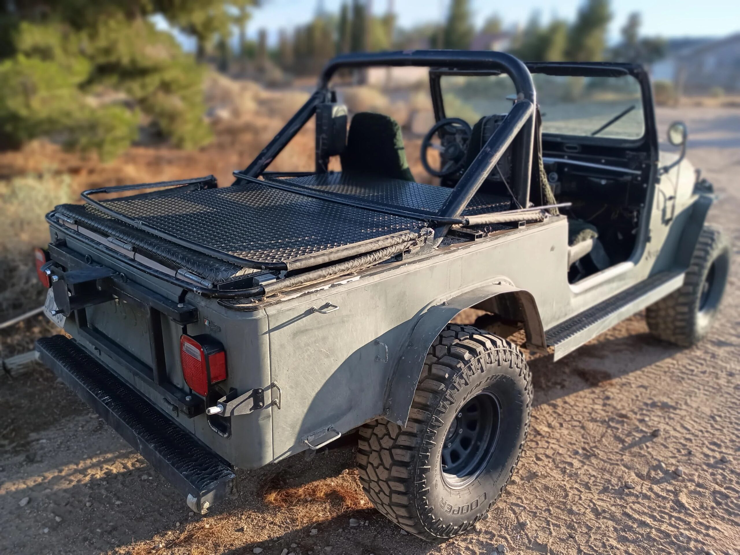Jeep-Scrambler-1982-Black-2