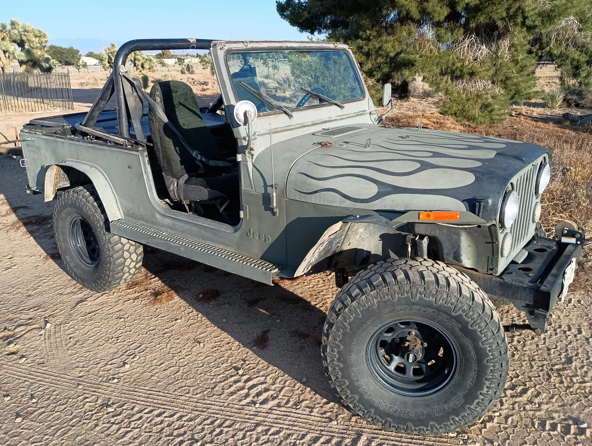 Jeep-Scrambler-1982-Black-3