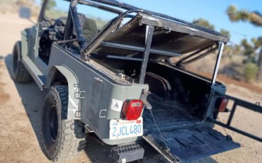 Jeep-Scrambler-1982-Black-4
