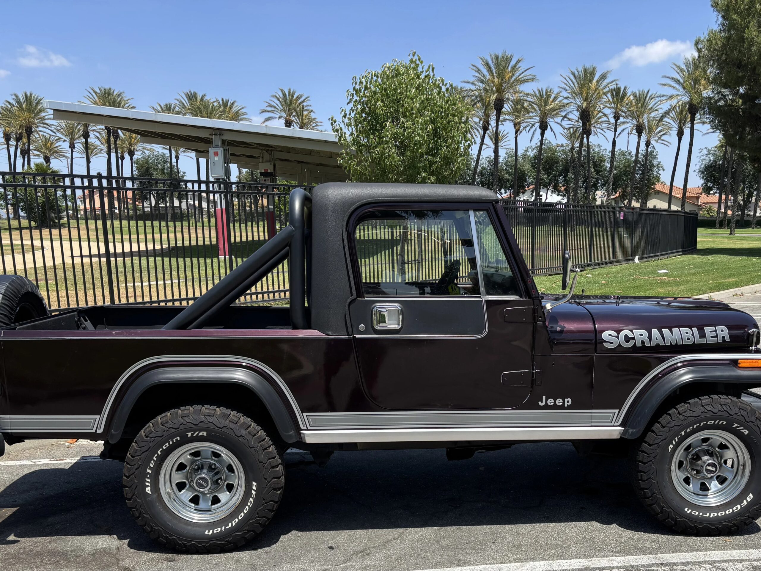 Jeep-Scrambler-1982-Burgundy-Burgundy-2