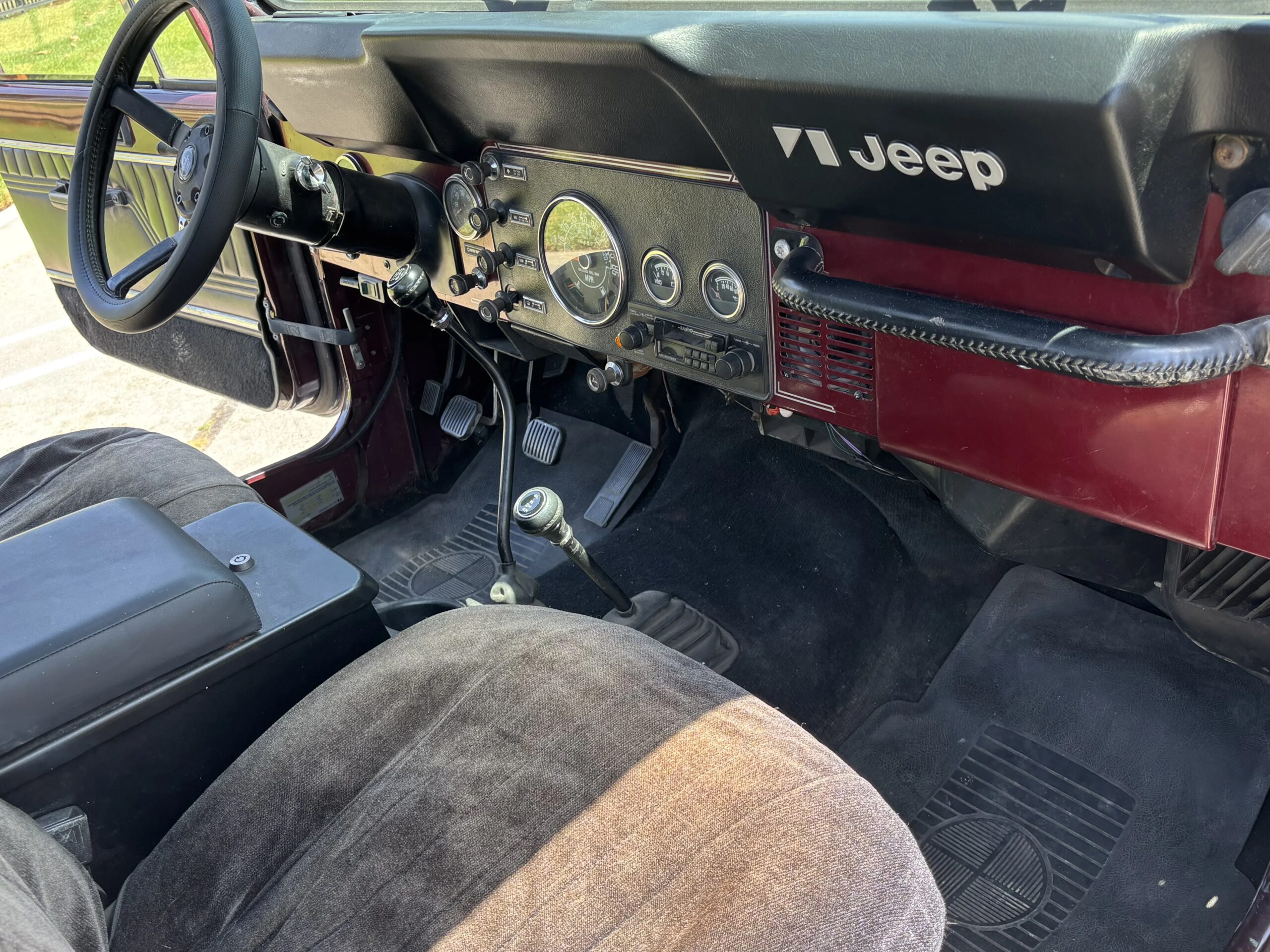 Jeep-Scrambler-1982-Burgundy-Burgundy-9