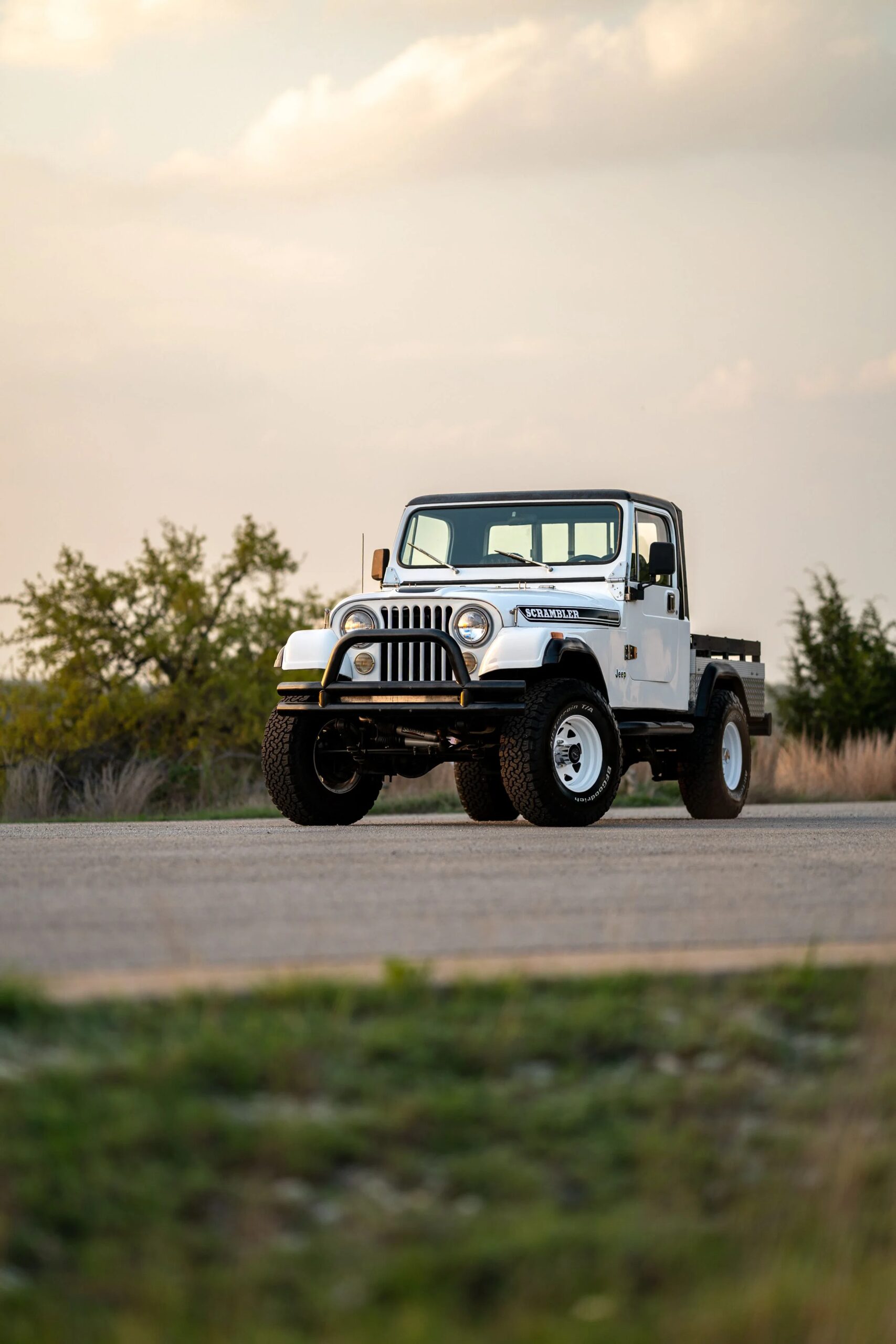 Jeep-Scrambler-1983-White-Black-10