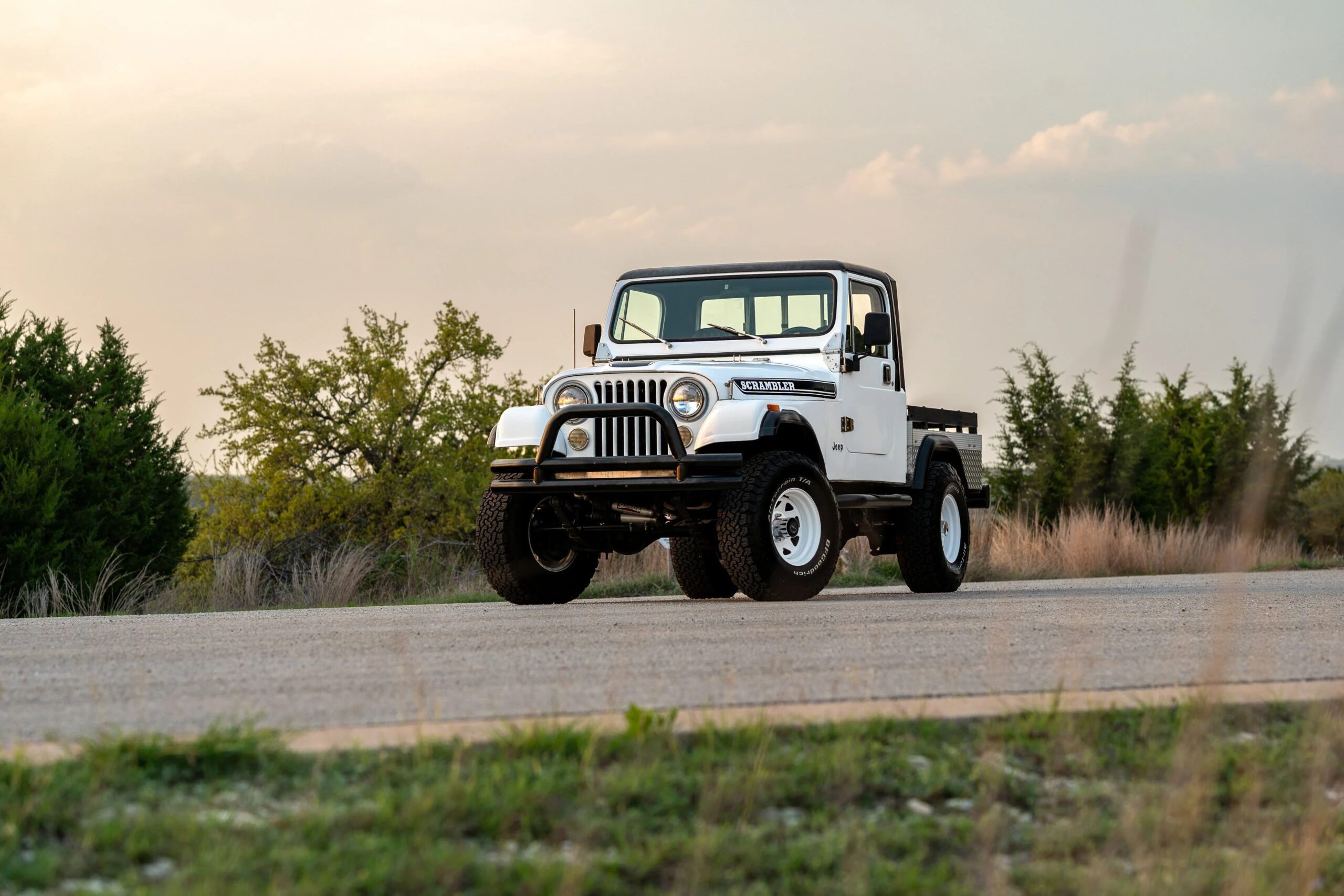 Jeep-Scrambler-1983-White-Black-11