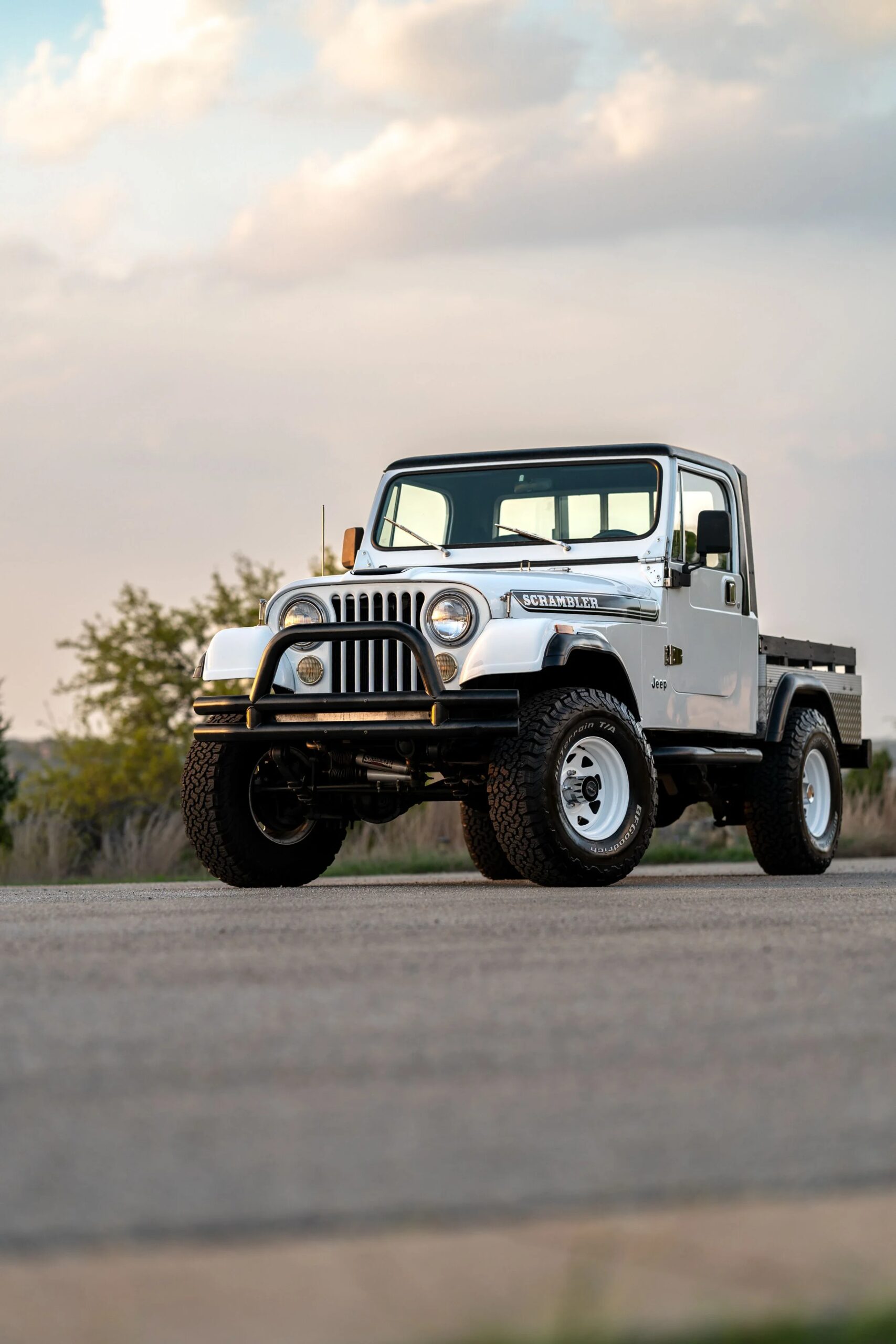 Jeep-Scrambler-1983-White-Black-12