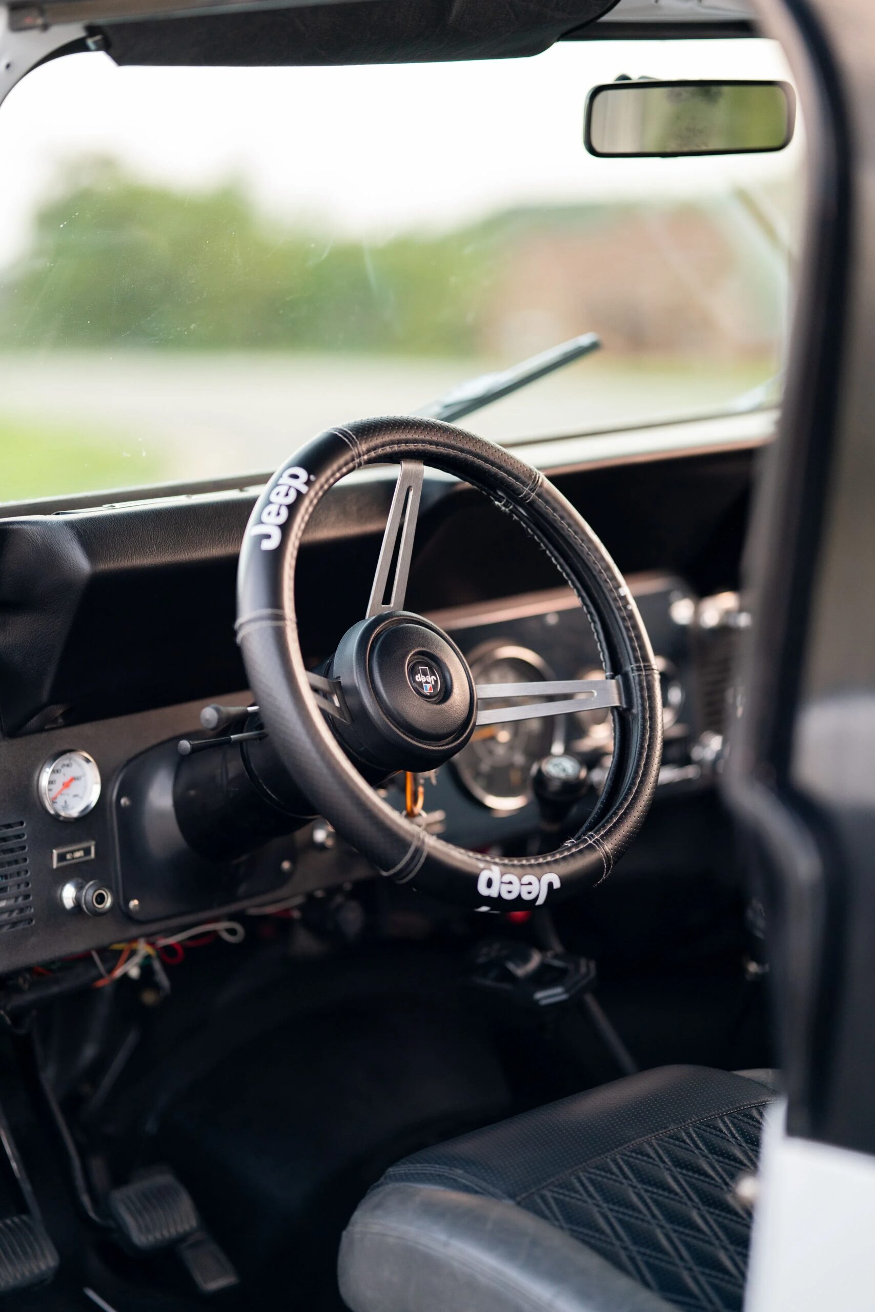 Jeep-Scrambler-1983-White-Black-14