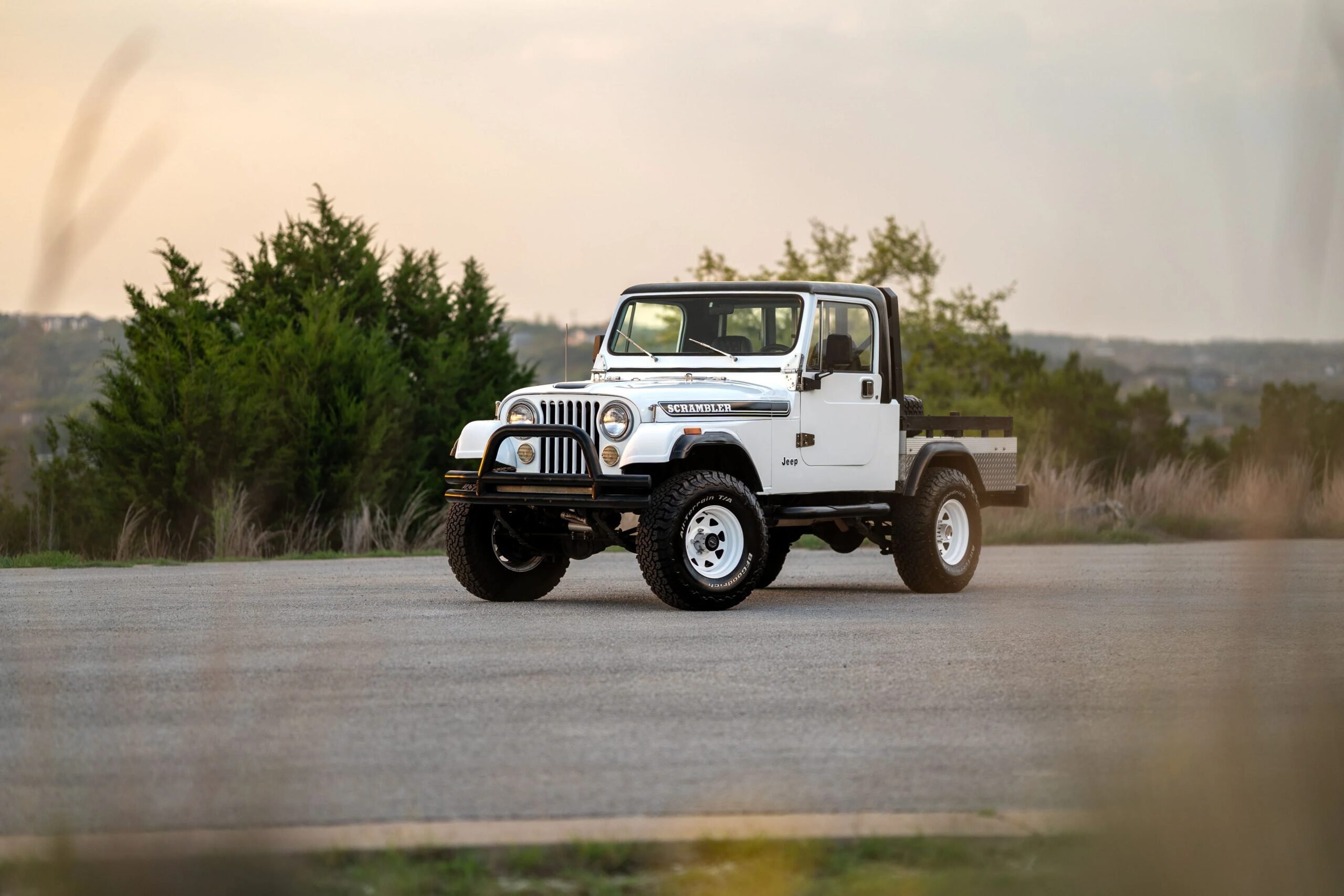 Jeep-Scrambler-1983-White-Black-16