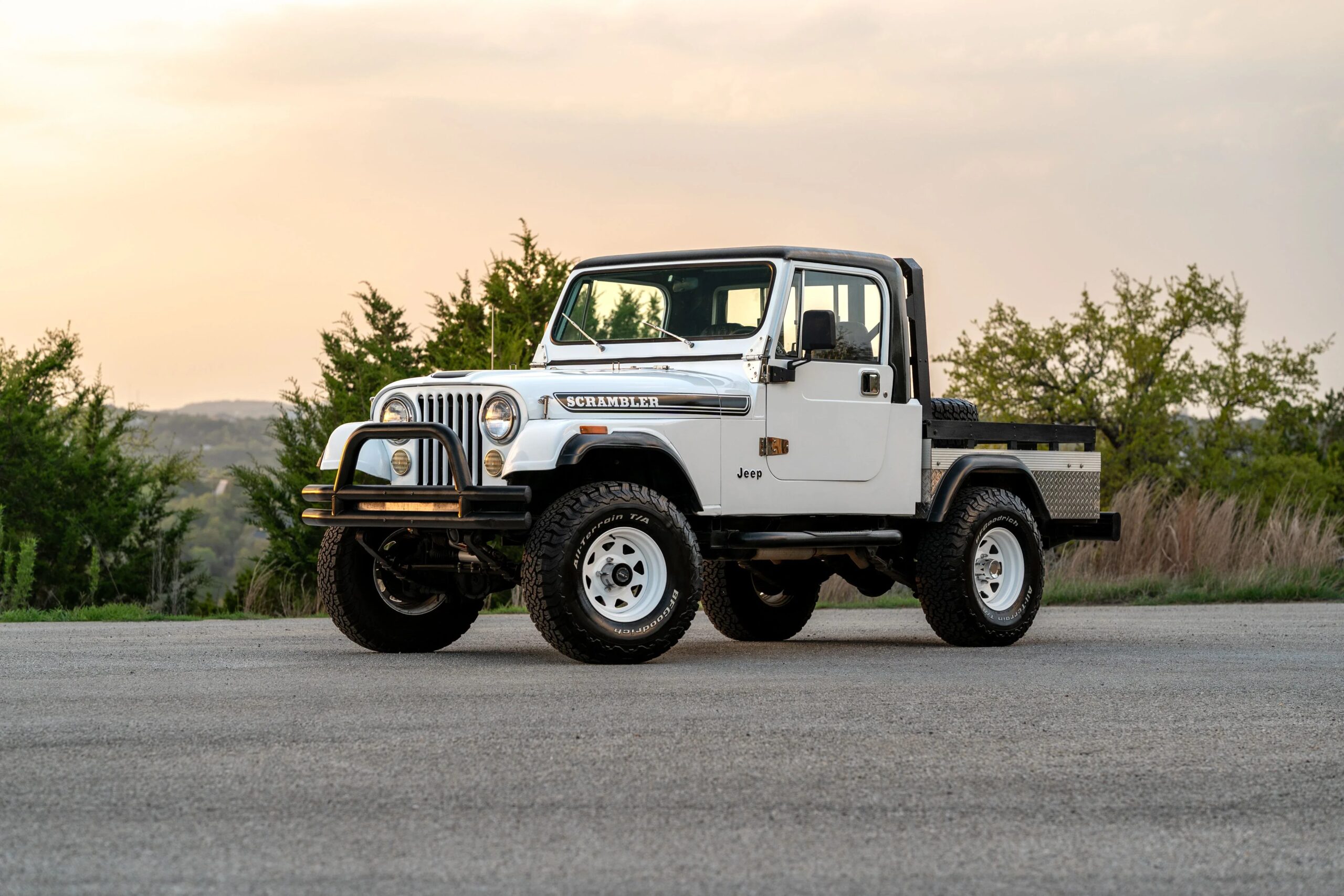Jeep-Scrambler-1983-White-Black-17