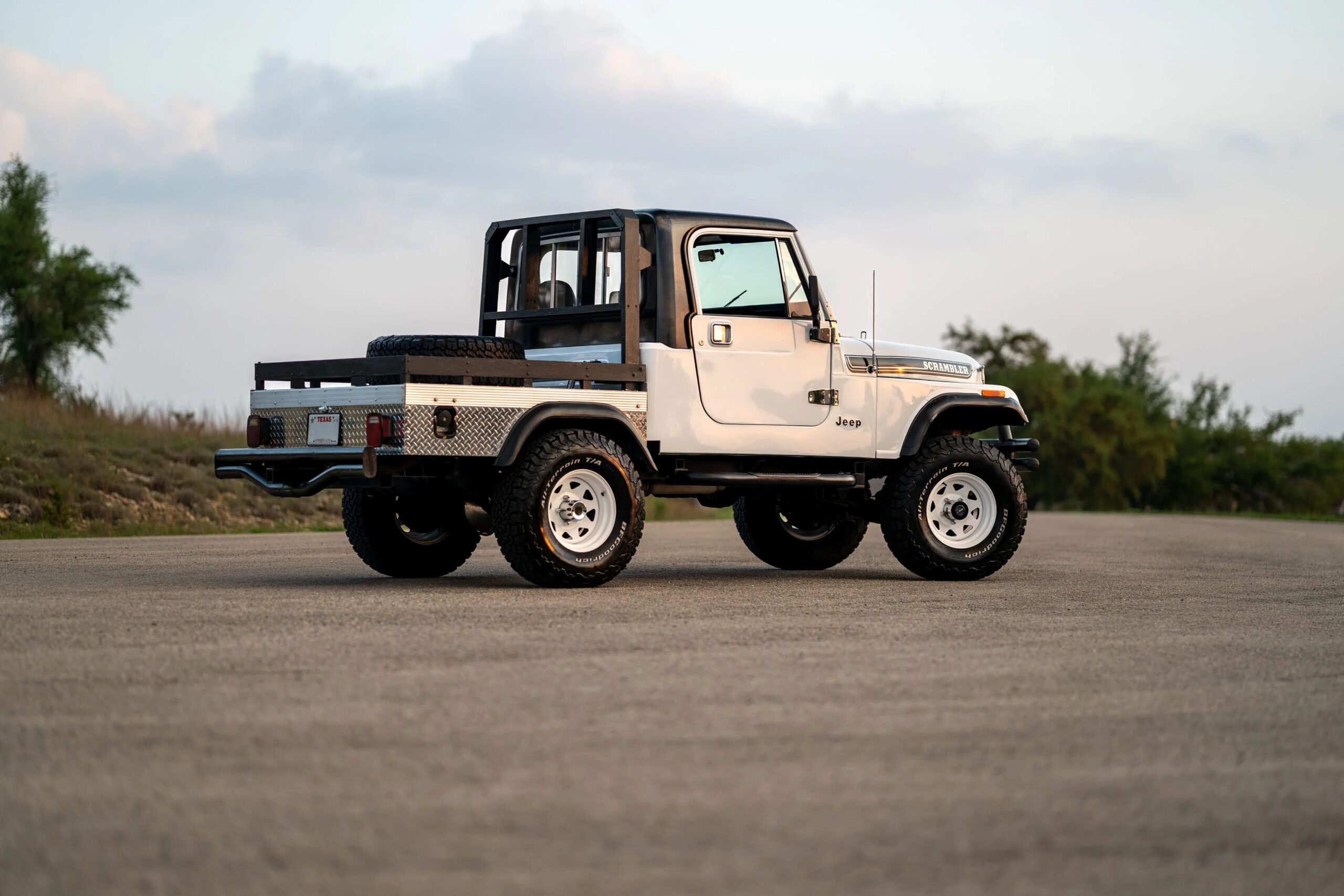 Jeep-Scrambler-1983-White-Black-18