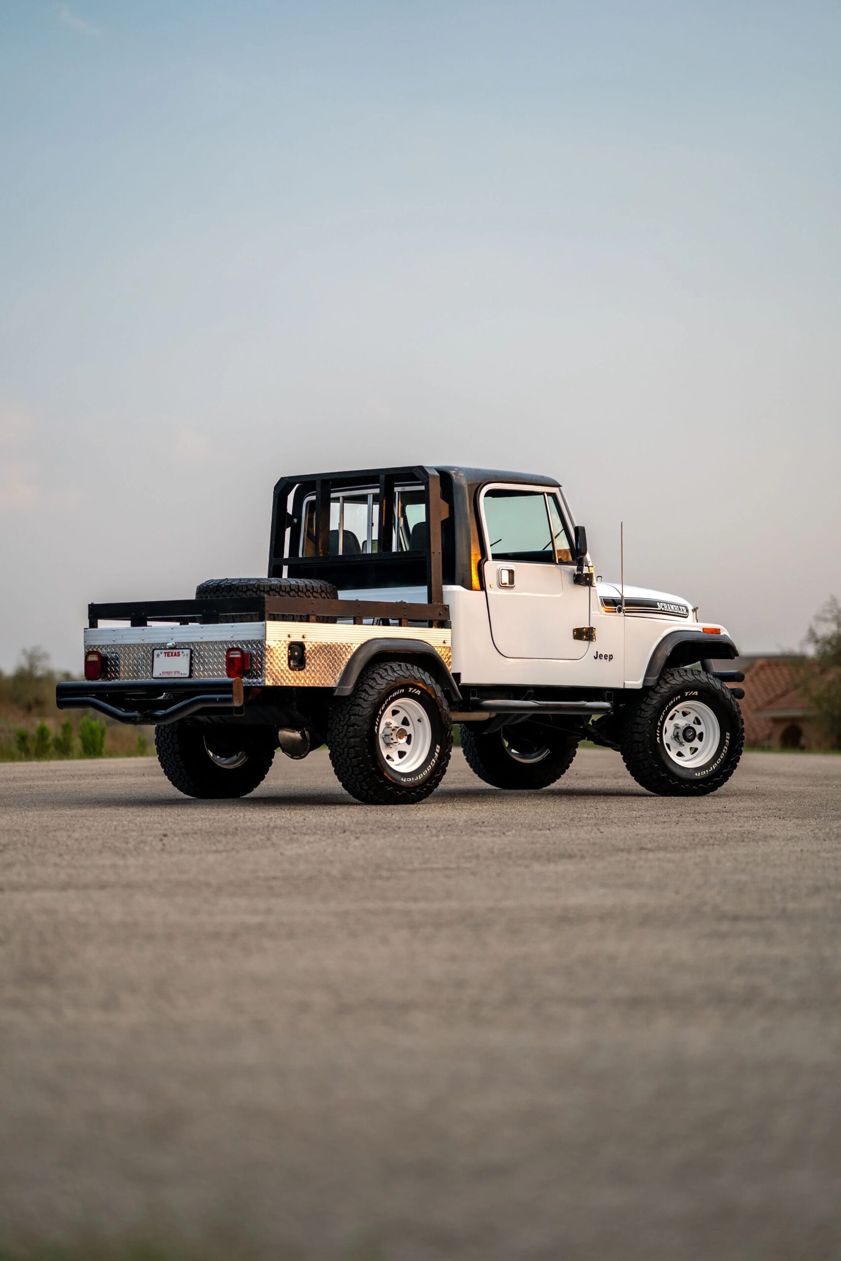 Jeep-Scrambler-1983-White-Black-19