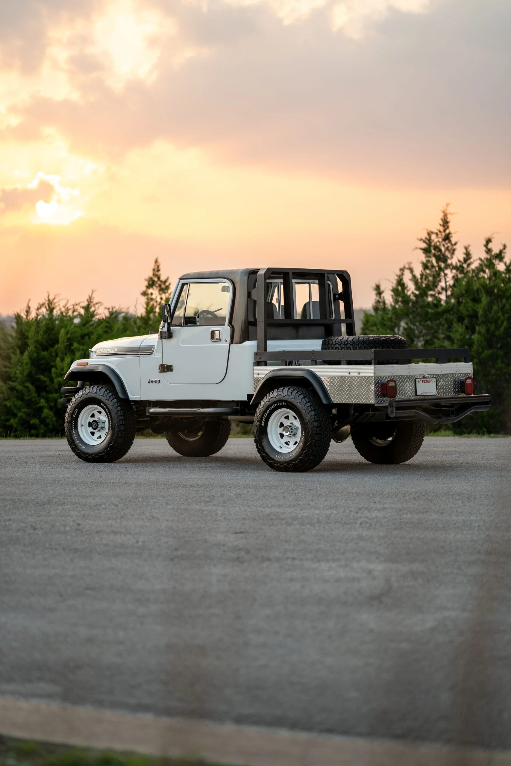 Jeep-Scrambler-1983-White-Black-20