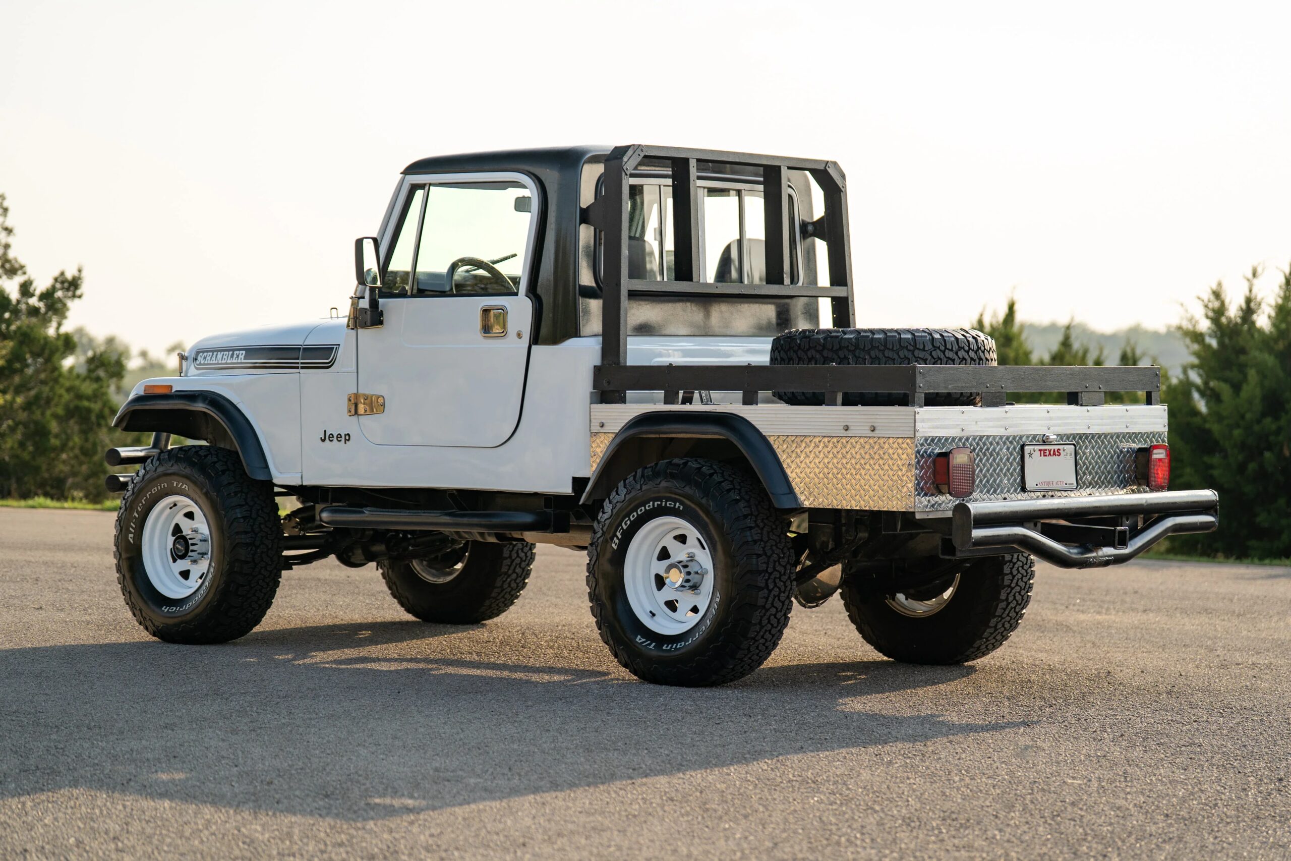 Jeep-Scrambler-1983-White-Black-21
