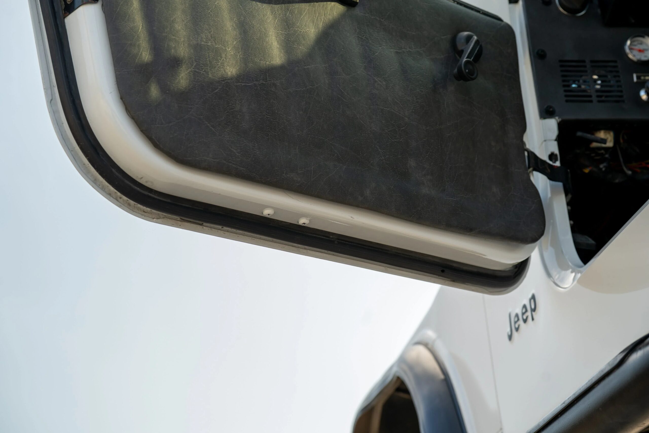 Jeep-Scrambler-1983-White-Black-22