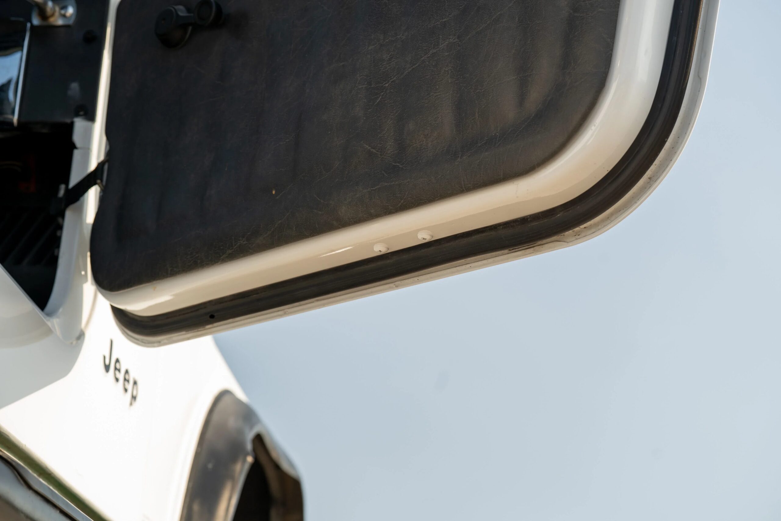 Jeep-Scrambler-1983-White-Black-23